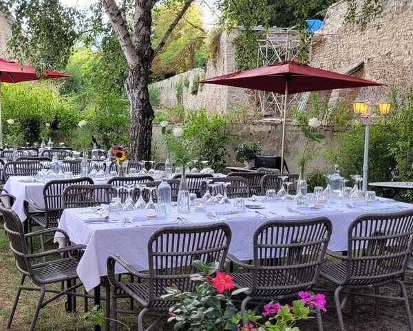 Magnifique restaurant-hôtellerie au cœur de Bellenaves (sans les murs), comprenant 8 chambres et une grande terrasse.
Pour toute personne souhaitant exploiter un établissement de restauration dans le charmant village de Bellenaves, cette affaire est prête à être reprise immédiatement.

Depuis 2019 les exploitants ont entièrement repensé et rénové l’intérieur, faisant de cet établissement une adresse reconnue bénéficiant d’une clientèle fidèle.

Au rez-de-chaussée, le bâtiment dispose de deux salles de restaurant situées de part et d’autre d’un magnifique bar central. On y trouve également une cuisine, des sanitaires et une grande salle à l’arrière pouvant accueillir jusqu’à 150 personnes.

À l’avant du bâtiment, une terrasse ensoleillée offre de la place pour 52 personnes. À l’arrière, une seconde terrasse peut accueillir 40 personnes supplémentaires.

Au premier étage se trouvent 8 chambres d’hôtel de tailles variées, chacune possédant son propre caractère, son ambiance et sa palette de couleurs.

À côté du bâtiment se trouve une grange de 60 m², idéale pour le stockage ou pouvant être aménagée en espace complémentaire pour des événements spéciaux ou pour un espace de brocante / produits locaux.

Si ce bien vous intéresse, contactez le service attractivité au sein de la Communauté de Communes de Saint-Pourçain Sioule Limagne