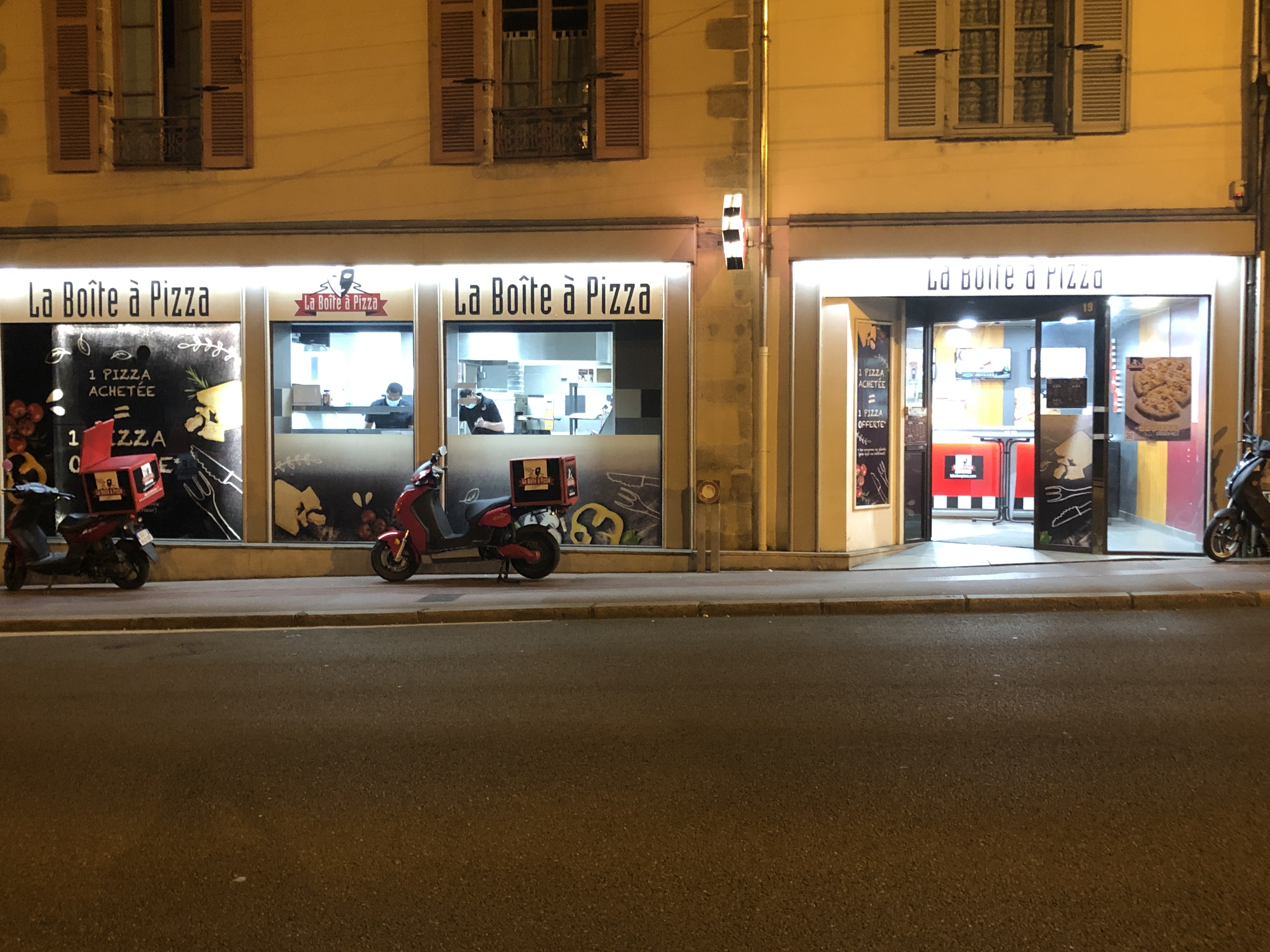 Vends pizzéria à Limoges bien situé sous enseigne nationale ouvert depuis 1994 avec un CA de 350 000 € .