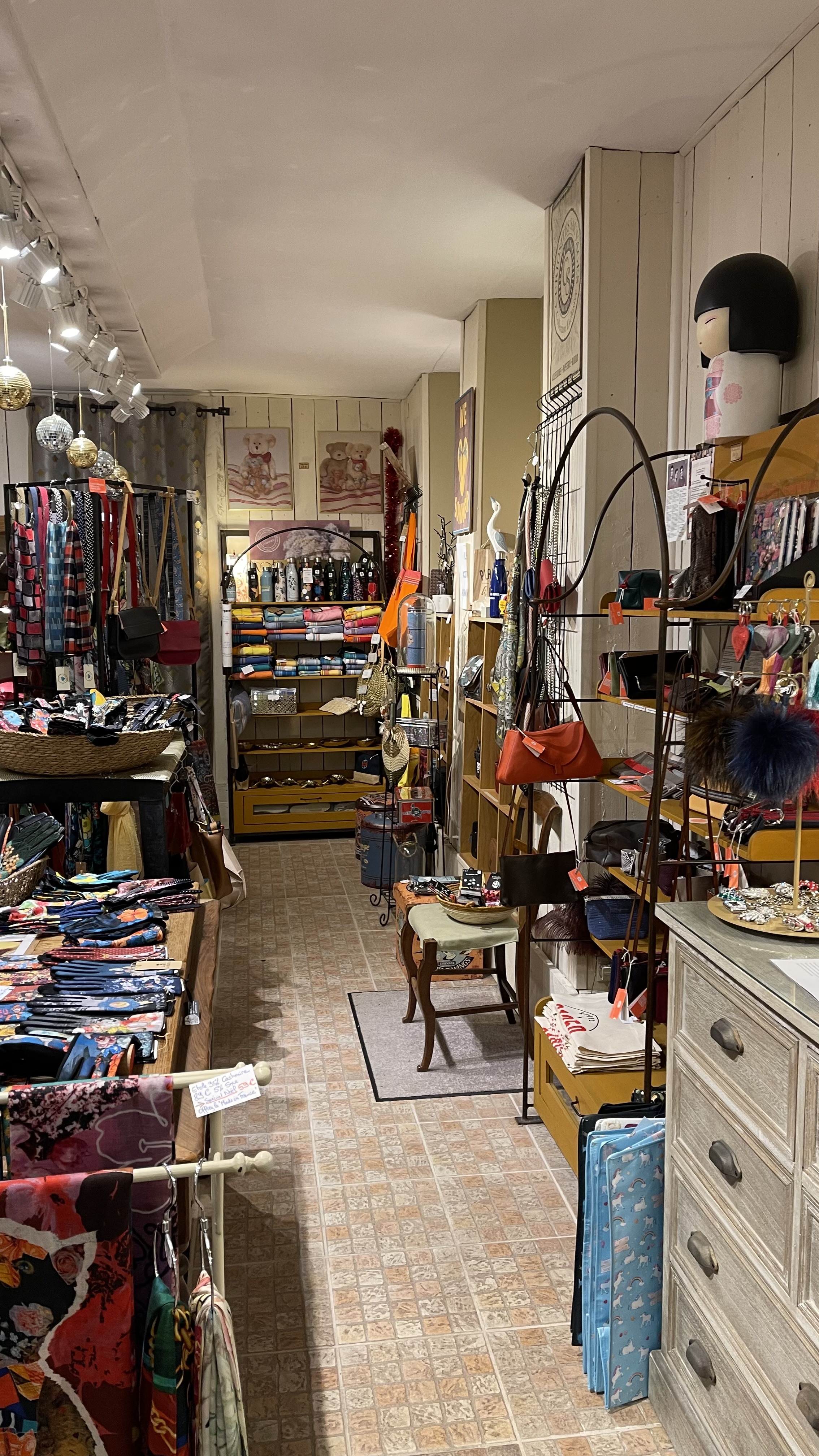 Magasin avec 20 ans d’ancienneté réputé en ville pour sa capacité à précéder les tendances - Senteurs pour la maison, produits de beauté pour femmes et hommes, bijoux fantaisie, cadeaux originaux pour tous et pour toutes les bourses… une marque de sérieux bien installée localement. Magasin situé dans le cœur historique de la bastide dans une des rues commerçantes a priorité piétonne. Parking de proximité. Actuellement ouvert du mardi au samedi de 10h à 12h30 et de 15h à 19h.