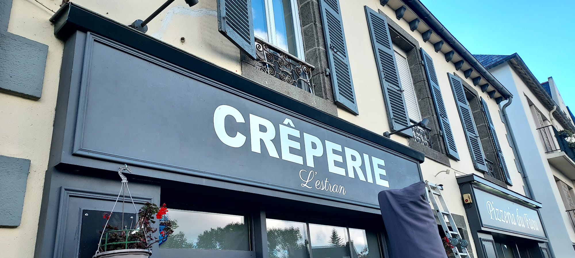Vend fond de creperie prêt à travailler dans un joli petit village très animé ouvert à l année gros potentiel. 
Nous avons 25 CV mais possible 30.
10cv en extérieur. 
Route de la presqu'il de crozon.
Nous fermons le mercredi et jeudi .
Nous contacter pour plus de renseignements.
