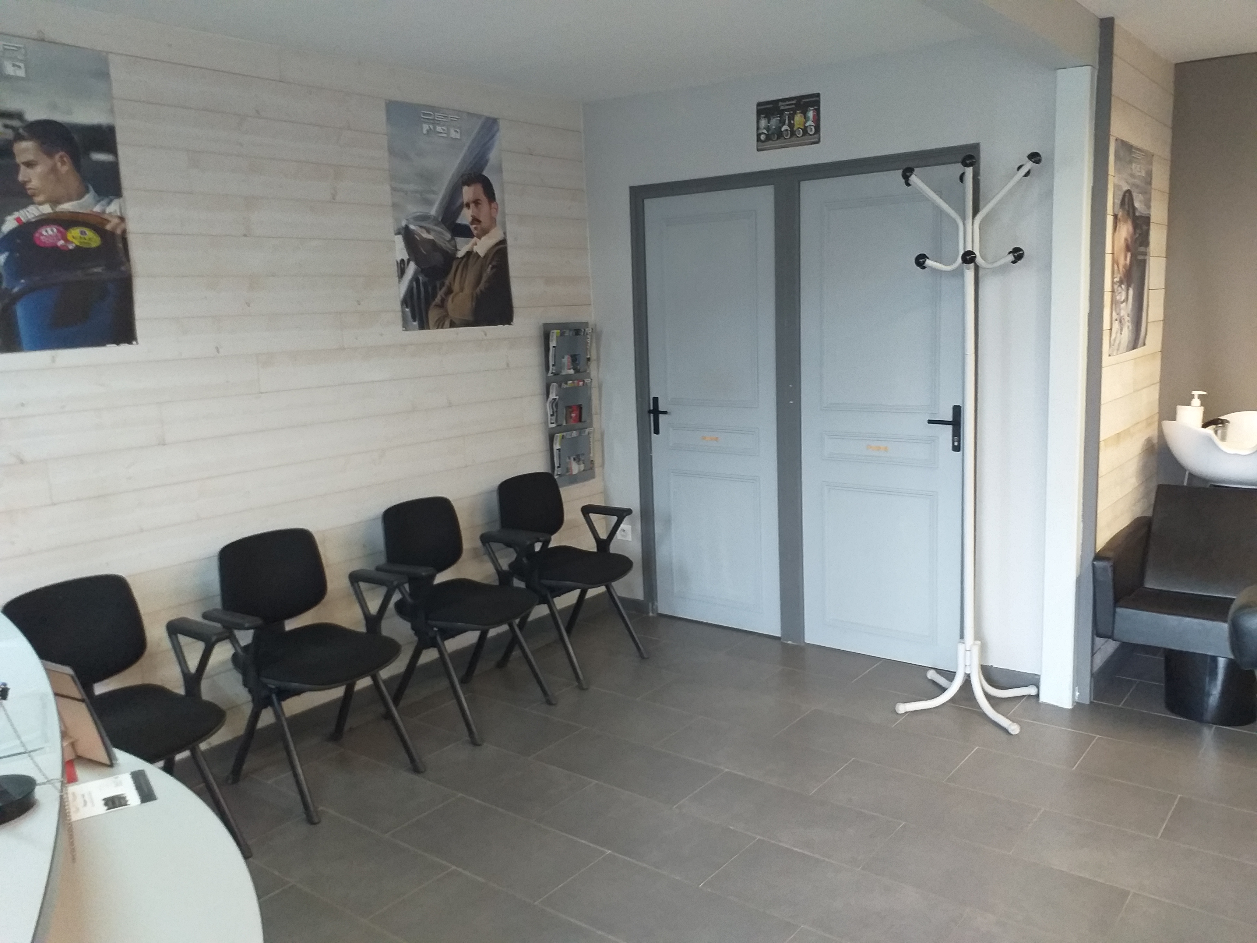 Cause retraite ,Salon de coiffure ouvert en 1989  ( 37 ANS ) Travail seul,  salon de coiffure , 3 postes de travail , 
1 fauteuil barbier ,  1 fauteuil coupe  ,  1 fauteuil enfant  avec volant ,
1 bac  , une caisse , salle d' attente 4 places , une réserve avec chauffe eau et machine à laver , toilette avec lave main .                                                                      Parking en face le salon 30 places et devant 8 places.
Loyer 220€  / MOIS ,  Bail 3 / 6/ 9
MOUCHARD 1200 Habitants ,                                                                                              école maternelle et primaire visible depuis le salon, Lycée du bois et Compagnons du tour de France 600 élèves .                                                                                       Maison médicale : 4 médecins , 3 dentistes, 2 kinés , pharmacie ..........
Commerces : boulangeries , fleuriste, bar, bureau de tabac grande surface, garage  , restaurant et restauration rapides                                                                          MOUCHARD : GARE TGV TRAINS POUR BESANCON ,DOLE ,DIJON ,LYON, LAUSANNE ...                                                                                                                                    EN VOITURE  : Dole, Tavaux aéroport , Besançon,30 KMS , Dijon 80 KMS , Poligny A 39 autoroute 24 KMS, Lons le saunier 35 KMS  .......................
