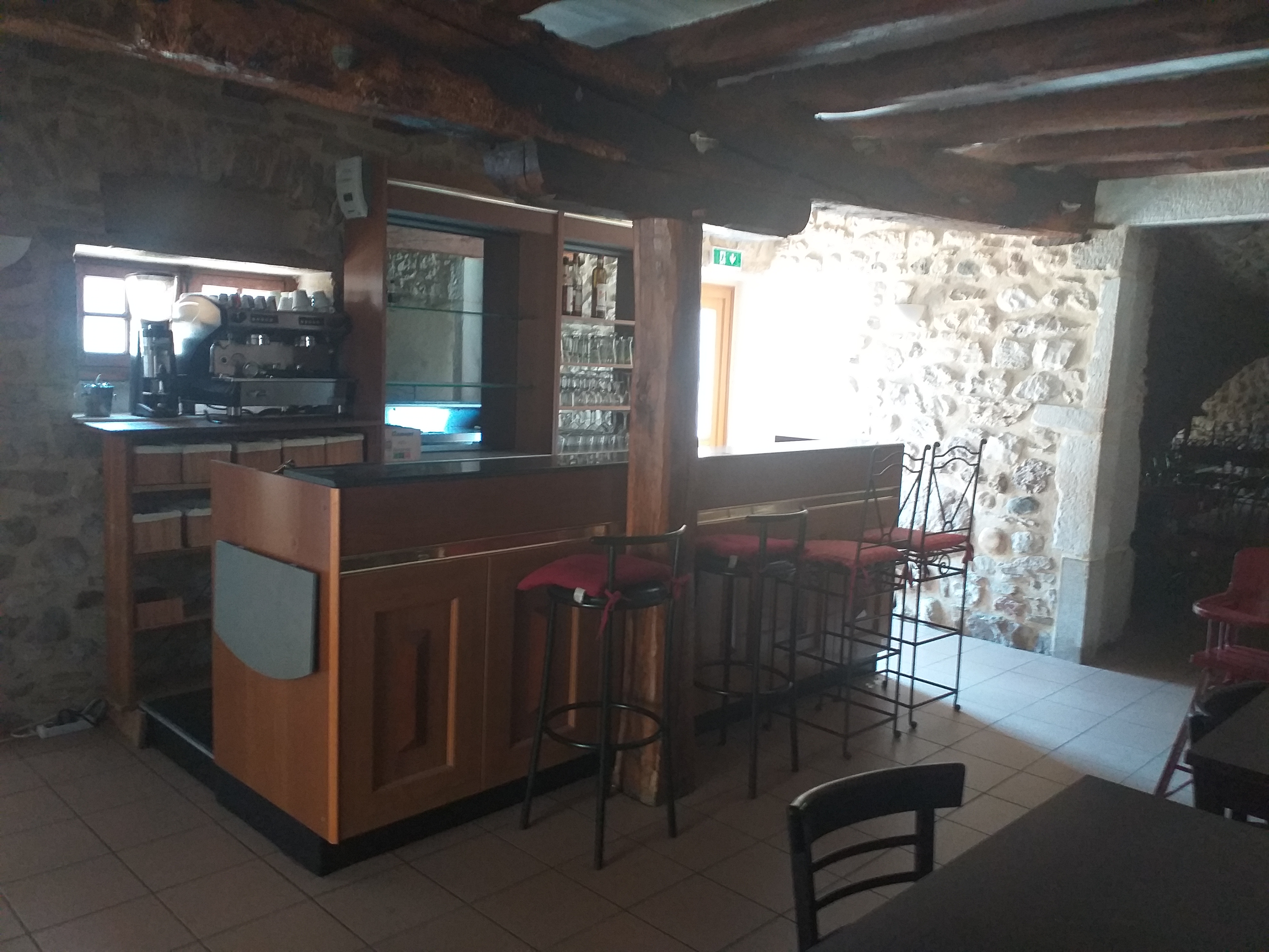 La commune de Seillonnaz située dans le Bugey à 20 km de Morestel et 30 km d'Ambérieu vous propose en location gérance un bar restaurant situé dans le centre de village, à proximité de la mairie, et jouissant d’une bonne visibilité en bordure de la route départementale n°87.
Le local dispose :
-	d’une salle dédiée au bar,
-	de deux salles de restaurant, la première d’une capacité de 20 couverts, et la 2ème d’une capacité de 8 couverts,
-	des toilettes accessibles handicapés
-	d’une cuisine équipée
-	d’une terrasse extérieure pouvant accueillir une trentaine de couverts
-	de deux locaux indépendants de stockage
-	d’un appartement situé au-dessus du restaurant de type T3 d'environ 100 m² (séjour, deux chambres, cuisine, salle de bains, WC) pour une résidence sur place
-	d’un joli jardin arboré avec terrain de pétanque.
Disponible à partir de novembre 2025.
L’établissement dispose d’une licence IV idéale pour développer votre activité en soirée.
Loyer commercial : 500 €
Loyer appartement : 450 €
Fonds de commerce : 11000 €.
Les candidatures devront comporter :
-	Un CV du/des repreneurs indiquant votre/vos expériences
-	Une lettre d’intention précisant vos motivations
-	Vos perspectives pour développer l’activité
-	Tout autre élément qui vous paraitrait judicieux pour valoriser votre candidature.

Pour tout renseignement complémentaire, vous pouvez contacter :
* Madame le Maire 06 88 96 85 62
* Monsieur le 2ème adjoint au 07 85 88 80 78.