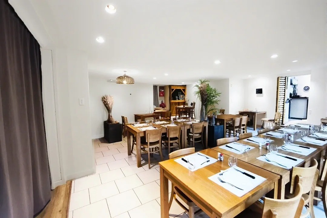 VOSGES Fonds de commerce de Bar Restaurant Traiteur idéalement sur la CD 45 ENTRE GERARDMER, REMIREMONT, EPINAL

Repris en 2017, l'établissement géré en famille dispose de deux salles spacieuses avec une capacité totale de 70 places assises, ainsi qu'un bar pouvant accueillir 20 personnes. La cuisine est entièrement équipée, incluant un four à pizza en briques.

A l'extérieur grande terrasse et parking privé.

A l'étage un appartement de 140 m² est disponible pour le repreneur.

5 pièces ( 4 chambres), deux salle de bains.

BON CHIFFRE D'AFFAIRES. Cette vente est motivée par des raisons familiales, ce qui présente une occasion rare de reprendre un établissement bien établi.
Les bilans seront communiqués uniquement après visite.

Appartement et local commercial disposent chacun de leur propre diagnostic de performance énergétique. Diagnostics disponibles sur demande. Services appréciables : Bureau de poste, école maternelle, primaire et collège, commerces et services facilitent la vie quotidienne.