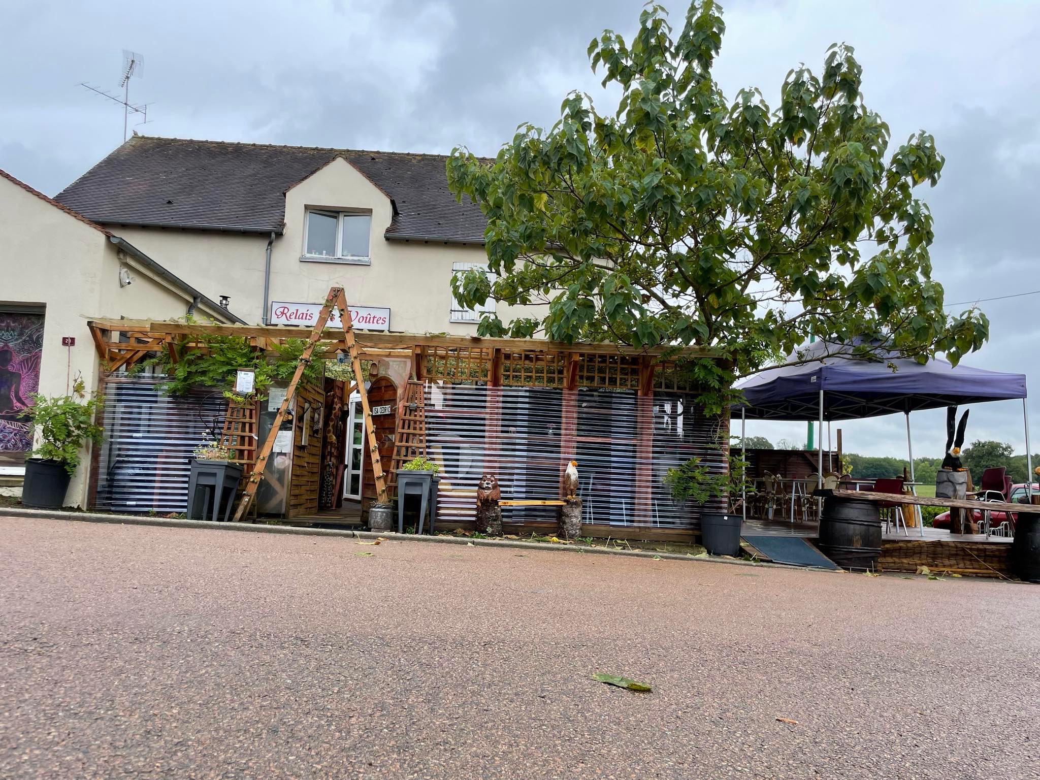 À reprendre à La Collancelle, dans la Nièvre : commerce multiservices café, restaurant, épicerie. Situé à seulement 10 minutes de Corbigny, au cœur du Nivernais-Morvan, ce commerce de proximité bénéficie d’un cadre naturel préservé et d’un emplacement attractif, à proximité du canal et des voûtes de la Collancelle.

L’établissement comprend un espace café-restaurant de 70 m² avec terrasse couverte de 60 m², une épicerie de 18 m², une cuisine professionnelle avec réserves de 30 m² ainsi que des sanitaires PMR. 
Il s’agit d’un outil de travail opérationnel, adapté à une activité multiservices en milieu rural.

La reprise s’effectue sous forme de location-gérance. 
Le fonds de commerce est proposé à 30 000 €. 
Le loyer mensuel est fixé à 592 € en basse saison et 692 € en haute saison, incluant l’usage des locaux commerciaux ainsi que de la licence IV, propriété de la mairie. Un logement au-dessus du commerce est également proposé, sans caractère obligatoire. 

Cette opportunité s’adresse idéalement à un professionnel de la restauration ou à un couple souhaitant s’investir dans la vie locale, avec des compétences en cuisine et en gestion, le goût du contact et du service, et l’envie de développer une activité essentielle à la vie du village. Le permis d’exploitation et la formation hygiène alimentaire sont requis.

Accompagnement proposé
La Chambre de Commerce et d'Industrie (CCI) de la Nièvre offre un soutien pour :
- La formalisation du projet
- L'élaboration du business plan et du prévisionnel
- Le montage de l'ingénierie financière et la recherche de financements

Pour plus d'informations ou pour manifester votre intérêt, veuillez consulter l'annonce complète sur Transentreprise : https://www.transentreprise.com/offres/fiche/BFC259777H/commerce-multiservices-cafe-restaurant-epicerie/bourgogne-franche-comte/nievre/nivernais-morvan