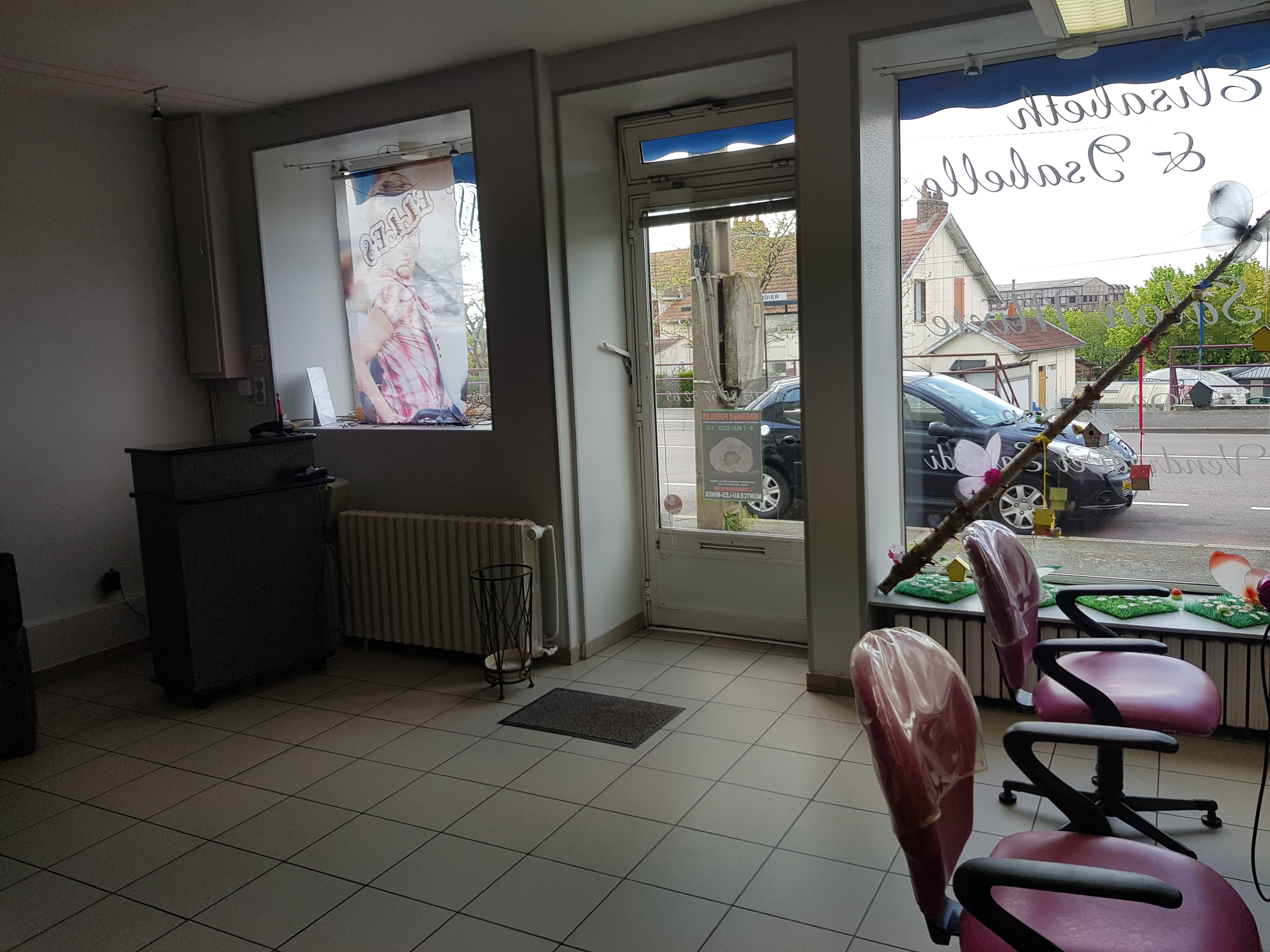 Je vends mon salon de coiffure en vue de la retraite.
L'ensemble comprend ; un espace salon de coiffure de 28 m2 ,une cuisine arrière de 14 m2 , ainsi que 2 pièces à l'étage de 16 et 12 m2.
Il est équipé de 3 bacs, 3 places de coiffage ,2 séchoirs . Salon climatisé .
Aucun travaux à prévoir, le salon à été rénové en 2017. Fonctionnel, propre et bien entretenu.
Salon implanté dans une rue très fréquentée avec différents commerces.
Il bénéficie d'un stationnement devant.
Ce salon a été acquis en 1989.
Le loyer est de 418,00 euros par mois.