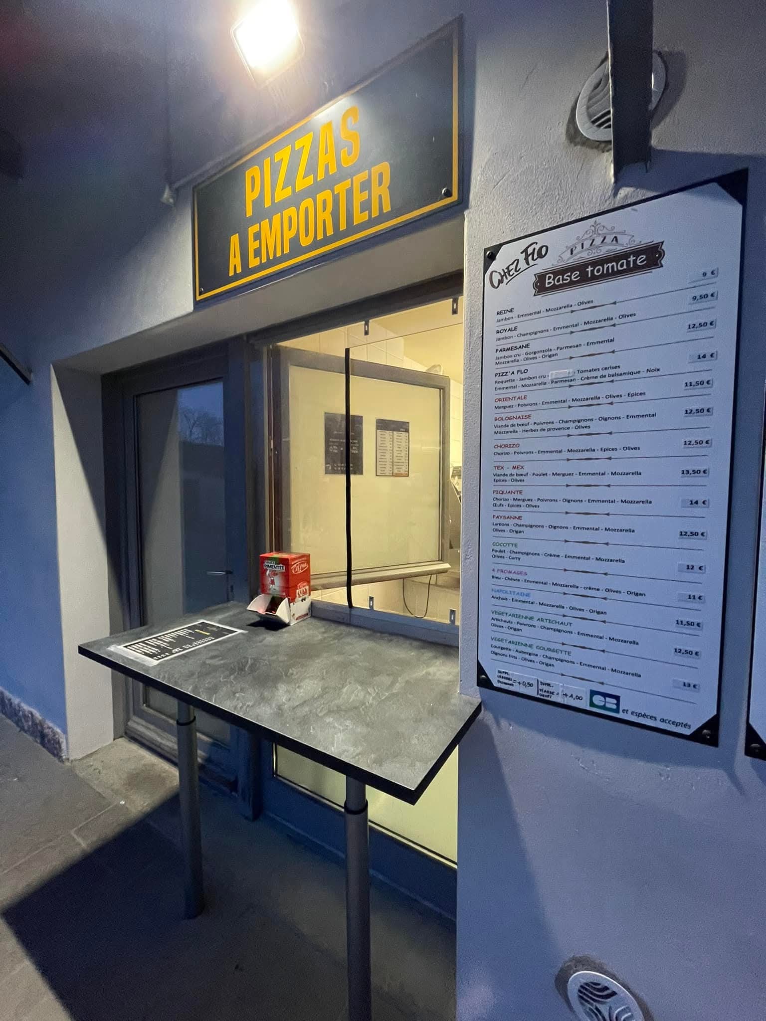 A vendre fond de commerce  pizzeria
30 places intérieur
Terrasse 30 places
Materiel moins de 3 ans
Dans village 1200 habitant 
Avec tous commerce