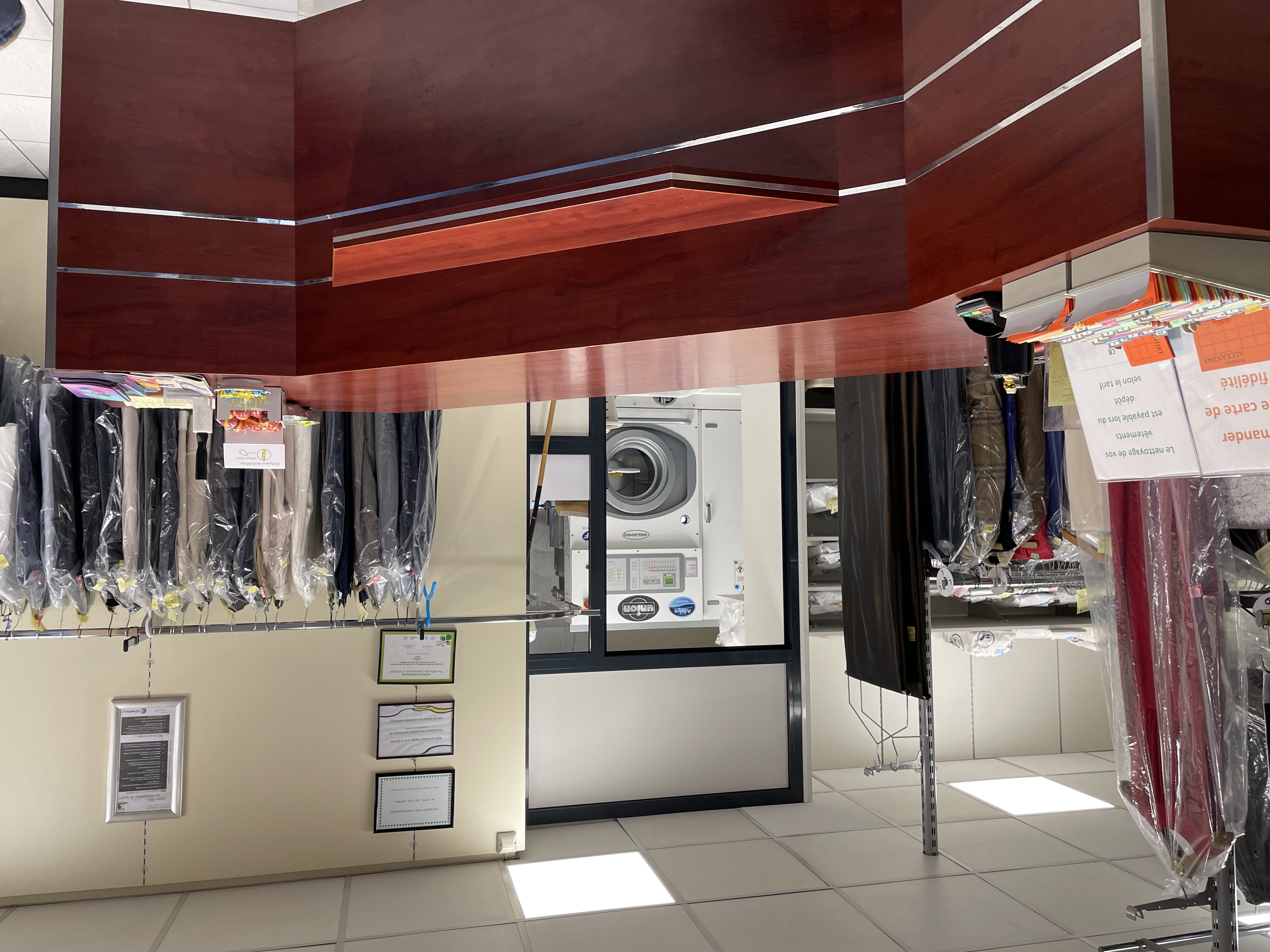 Cause retraite, vends pressing exploité depuis plus de 50 ans au coeur d'un quartier historique et résidentiel de Metz, dans une rue commerçante dynamique avec facilité de stationnement .
Notoriété du pressing qui propose ; nettoyage à sec, arqua nettoyage et blanchisserie.
Ensemble des machines renouvelées en 2021 pour répondre aux normes du métier:
- Machine nettoyage à sec
- Une machine acqua nettoyage avec un programme blanchisserie
- Un gros sèche linge 
- Trois tables à repasser
Activité pressing dynamique, notoriété et qualité des prestations reconnues sur le secteur messin.
- local  70 m2 
- Loyer 932 € TTC mensuel hors charges
- CA 2024 215K €