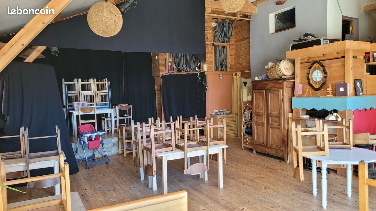 Commerce atypique à céder : restaurant, bar, salle de concert et putting-golf, activité unique en France. Situé dans un cadre
exceptionnel, au milieu des bois, exposé plein sud et face au Lizieux, à seulement 2 km du bourg de Tence, L’Ours Maçon bénéficie d’un
environnement naturel remarquable, au sein d’un village dynamique sur les plans culturel et touristique. La diversité de ses activités
permet de toucher un public large et varié, ce qui fait de cette entreprise un lieu singulier avec un fort potentiel de développement. Le
restaurant, exploité depuis 2010 selon les éléments du dossier, est bien implanté et reconnu localement. La salle de 170 m², complétée
par de belles terrasses, offre un cadre adapté aussi bien aux repas de groupe, de famille ou d’entreprise qu’à une clientèle recherchant
une ambiance plus intimiste. Le putting-golf, présenté comme unique en France, constitue un véritable marqueur différenciant de
l’établissement. Ludique, technique et accessible à tous les âges, il s’adresse aussi bien à une pratique individuelle que collective et
permet de développer une clientèle de loisirs, touristique ou événementielle. La salle de concert participe également à l’identité du lieu grâce à une programmation éclectique et régulière. L’absence de voisinage immédiat et la qualité du cadre en font un site particulièrement adapté à l’organisation de concerts, d’animations et d’événements privés ou professionnels. Cette affaire offre une
belle opportunité de reprise pour un couple, un investisseur ou un porteur de projet souhaitant s’inscrire dans un lieu de caractère et y
apporter de nouvelles idées. Le fonds de commerce est proposé au prix de 80.000 €, avec possibilité d’acquérir également les murs et
terrains. Deux options sont envisageables : · Acquisition du fonds de commerce seul, avec versement d’un loyer à la SCI propriétaire. ·
Acquisition du fonds de commerce avec les murs et terrains, pour une reprise globale du site. Prix de cession : · Fonds de commerce :
80.000 €. · Fonds de commerce + murs et terrains : 420.000 €. Montant estimé des dépenses annuelles d’énergie pour un usage standard : 7.000 € par an. Prix moyens des énergies indexés sur l’année 2025, abonnements compris.