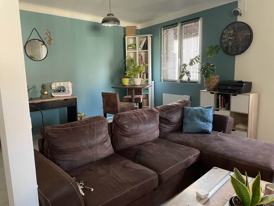 FOND DE COMMERCE BAR PMU FDJ AVEC SNACKING (MURS possible) -  LA ROCHE SUR YON (85)   + Grand Appartement T2 rénové

Opportunité Exceptionnelle : Achat Murs Commerciaux possible

Bar, PMU, FDJ et Snacking  – opportunité à saisir au cœur du village, cet établissement profite d’un emplacement stratégique, idéal pour attirer la clientèle locale et les visiteurs. Note avis google 4,7/5 156 avis
Les grandes fenêtres baignent l’intérieur de lumière naturelle, offrant une atmosphère lumineuse et agréable tout au long de la journée.
Fort potentiel de développement , CA 115 000 EURO , affaire idéal pour professionnel disposant de 40 000 euro d apport .
Possibilité d achat des murs

Ce bien représente une excellente opportunité pour un entrepreneur souhaitant développer son activité dans un lieu dynamique et accueillant.
Ne manquez pas l’occasion de faire de ce commerce votre propre succès à La Ferrière.

Description : 
– Fonds de commerce  : Bar, jeux et snack en activité, idéalement situé
Commerce :
– Salle avec bar de 80 m2
– Toilettes AUX NORMES HANDICAPES de 8 m2
– Arrière cuisine, cuisine et cellier 16 m2

Appartement T2 à l’étage entièrement rénové :
– Grande pièce à vivre de 35 m² avec cuisine ouverte
– 1 chambre spacieuse avec dressing
– Salle de bain et toilettes indépendantes
– Terrasse extérieure en rez-de-chaussée

Ne manquez pas cette opportunité d’acquérir aussi les  murs commerciaux avec un potentiel de revenus locatifs.

Affaire clé en main

Contactez nous pour plus d’informations et pour organiser une visite !