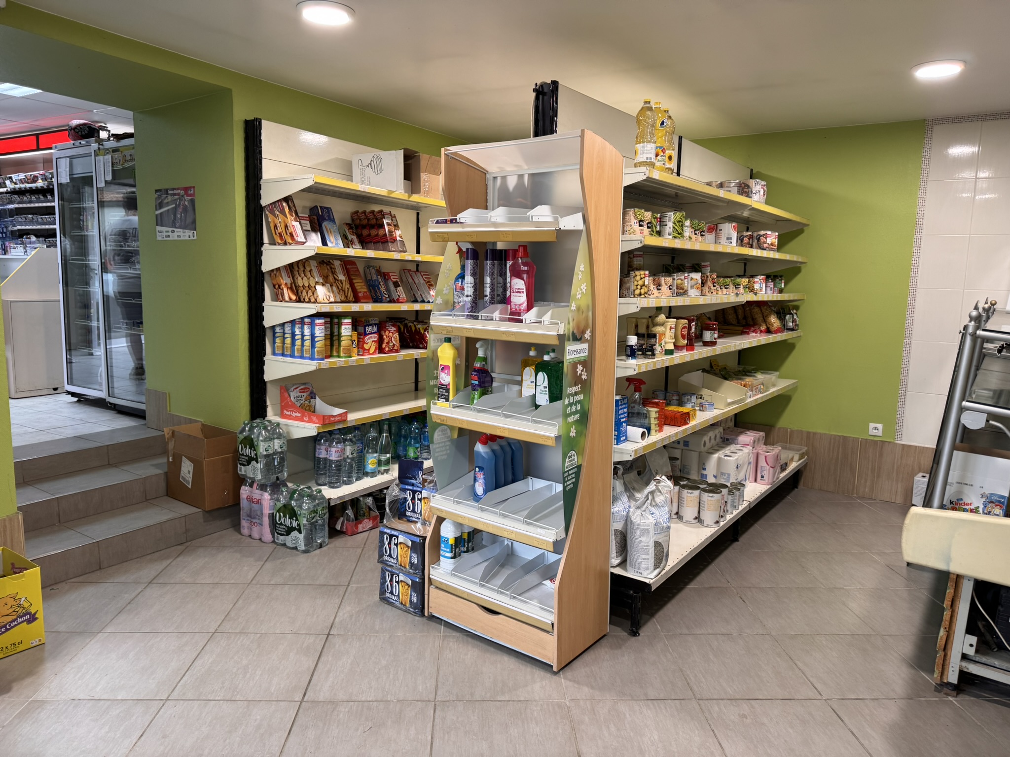 Prix du fonds : 135 000 €
Murs : à louer (500€) ou à vendre (90 000 €)

Commerce idéalement situé sur l’axe principal Angoulême – La Rochelle, avec fort passage (≈ 4 000 véhicules/jour) assurant une excellente visibilité et un flux constant de clientèle.

🔹 Activités
Bureau de tabac

FDJ / Loto

Supérette / produits de proximité

Dépôt de presse

🔹 Atouts majeurs
Chiffre d’affaires stable, activité pérenne

Aucun salarié à reprendre

Clientèle fidèle + passage routier important

Zone ZZR : avantages fiscaux attractifs pour le repreneur

Apport personnel obligatoire douane/tabac : 40 000 €

Potentiel de développement : élargissement des services, optimisation de l’espace, nouveaux rayons

🔹 Conditions
Fonds de commerce : 135 000 €

Murs : au choix

Location : 500€

Vente : 90 000 €

Renseignements détaillés uniquement sur visite

Personnes non sérieuses s’abstenir

📸 Photos disponibles
Visite sur rendez-vous pour présentation complète et chiffres.

🔹 Motif de la vente
Départ à la retraite.