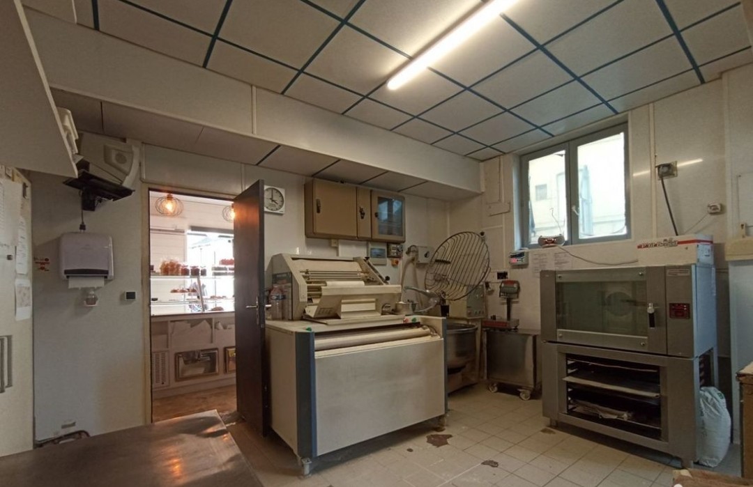 Boulangerie Pâtisserie sur un axe passant en centre ville de Chinon (37) ville touristique de 8500hab.

Clientèle fidèle depuis 2007, sur le passage qui mène au Château et à la résidence de vacances Odalys. 

Espace vente de 26m² environ avec façade en angle entièrement refait du sol au plafond, mobilier, espace sandwich, vitrine patisseries, vitrine chocolats, et support viennoiseries et pains de 2022.

Espace fournil de 45m² environ avec du matériel récent et en parfait état. Un four de 5 soles électrique de 2015, 2 chambres de pousse, 1 chambre froide, façonneuse de 2015 sur un repose pâtons de 2018 , four à viennoiseries de 2022 etc....

Labo pâtisseries de 14m² environ à l'étage.

POINTS IMPORTANTS:
 * La boulangerie fonctionne avec un compteur bleu.
 * Bail 3/6/9 loyer de 1100€ TTC
 * CA SUP à 290K€ en progression constante depuis la réfection de la façade 
    en 2021
 * Logement de fonction

Une affaire clé en main idéale pour un couple!!!!