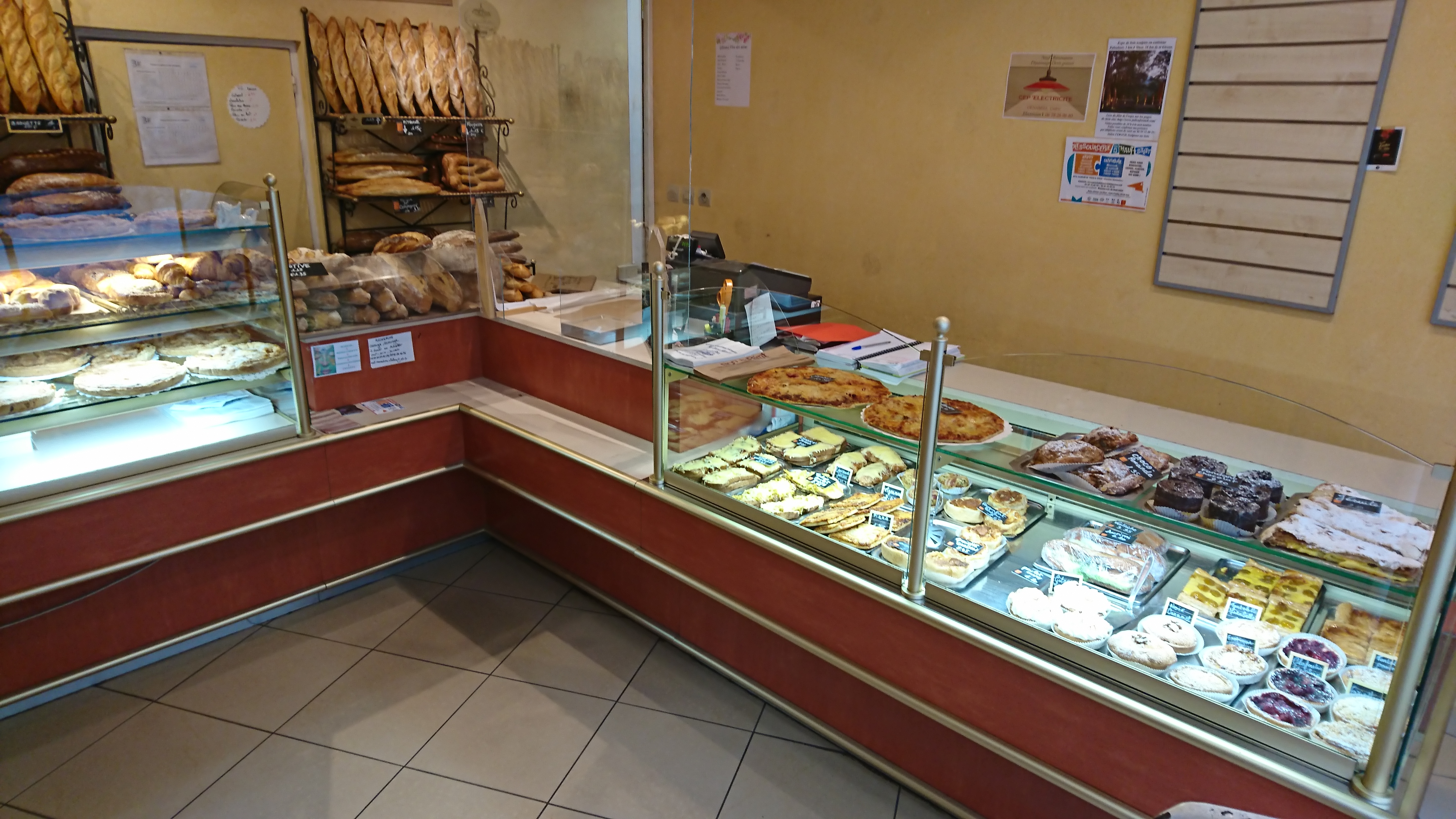 A vendre cause départ à la retraite.
Cette boulangerie patisserie est située dans un village d'une vallée pyrénéenne desservant une station de ski de la région d'occitanie. Secteur touristique été et hiver. C.A : 390 000.