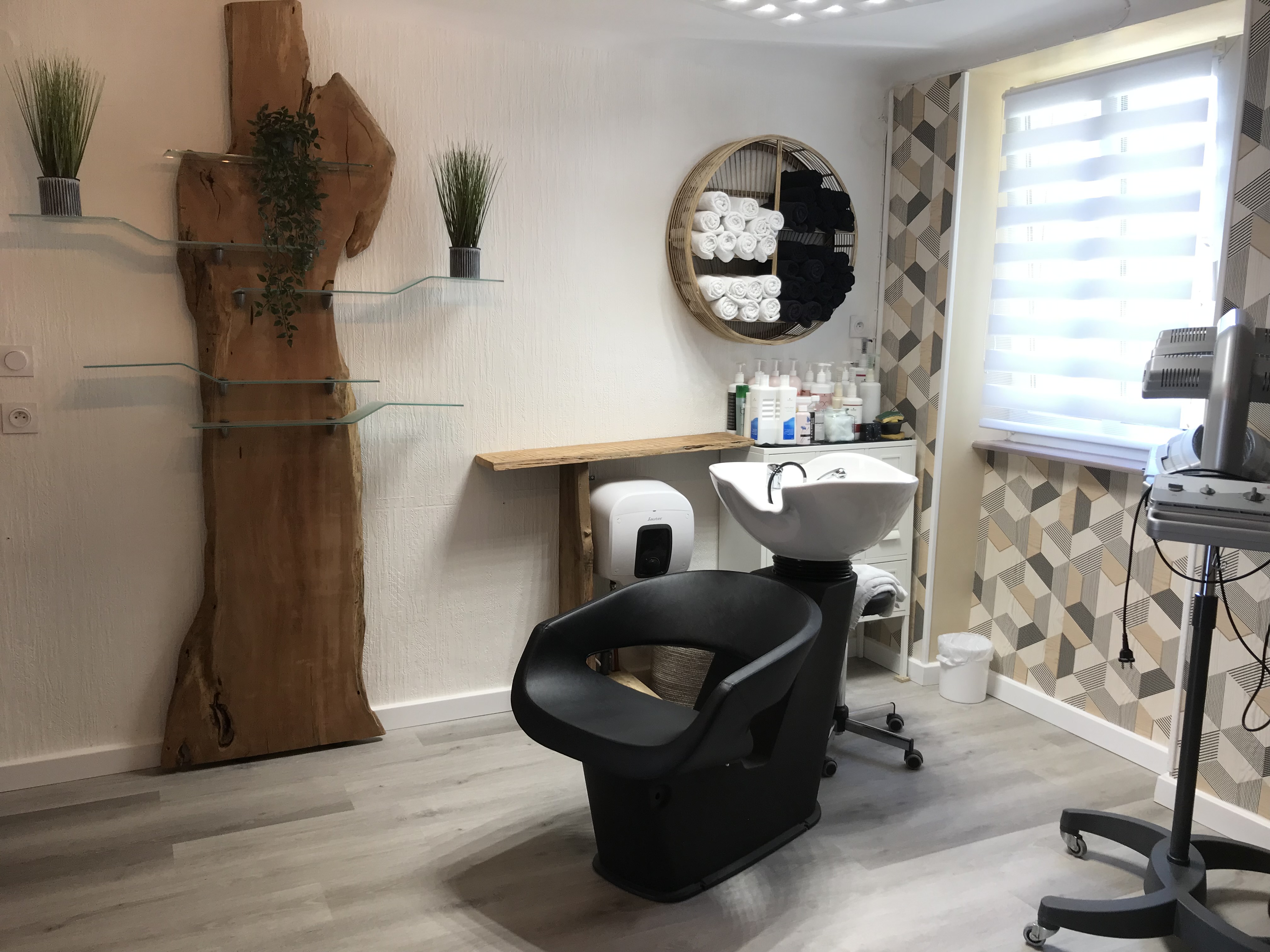 Après 22 ans de métier mais pour raison de santé, je vends mon fond de commerce salon de coiffure/perruques à fort potentiel qui se trouve dans la commune de Rémelfing (57200 - environ 1300 habitants).
Le local de 85 m2 est idéalement situé en plein carrefour avec un grand passage et a été refait à neuf en août 2021.
Très lumineux et très bien isolé, il dispose de 4 pièces (1 dédiée à la coiffure, 1 seconde pour les perruques, 1 salle d'attente et 1 local technique/cuisine) + 1 WC. Cet agencement atypique vous offre de nombreuses possibilités de travail (faire comme actuellement 1 partie coiffure et une autre perruque, ou bien 2 parties coiffure, ou même créer un secteur esthétique,...).
Possibilité de former le/la repreneur(se) à la perruque et une immersion au sein du salon peut être largement envisagée afin de présenter aux clients le/la nouveau/nouvelle dirigeant(e).
Clientèle très fidèle, locale et agréable!
Pas d'employé à reprendre mais possibilité de créer un second poste.
Accessibilité PMR.
Avec ou sans stock.
Ecoles maternelle et primaire.
Parkings gratuits.
Nombreux commerces de proximité à haut potentiel (boulangerie, pharmacie, restaurant, café, fleuriste, taxi, infirmières, ...).
A 5 min de la ville de Sarreguemines (57200 - environ 20 300 habitants) et de ses super/hypermarchés.