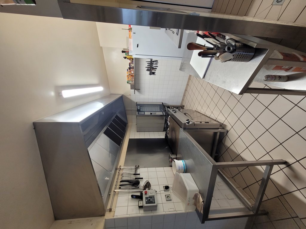 Restaurant situé en plein bocage bourbonnais , à proximioté A71/A79, idéal pour couple ,avec logement au dessus du restaurant .
Nous mettons en vente notre fond de commerce à 40000€ négociable.
Chiffre d'affaire constant sur les 3 dernieres années (100k) 
Restaurant avec une clientèle fidèle, locale  et touristique.
Loyer des murs actuellement à 700€TTC (restaurant et logement) 
Location avec un bail commercial 3/6/9 avec la Mairie de la commune.
N'hésitez pas à prendre contact avec nous pour plus de renseignements .