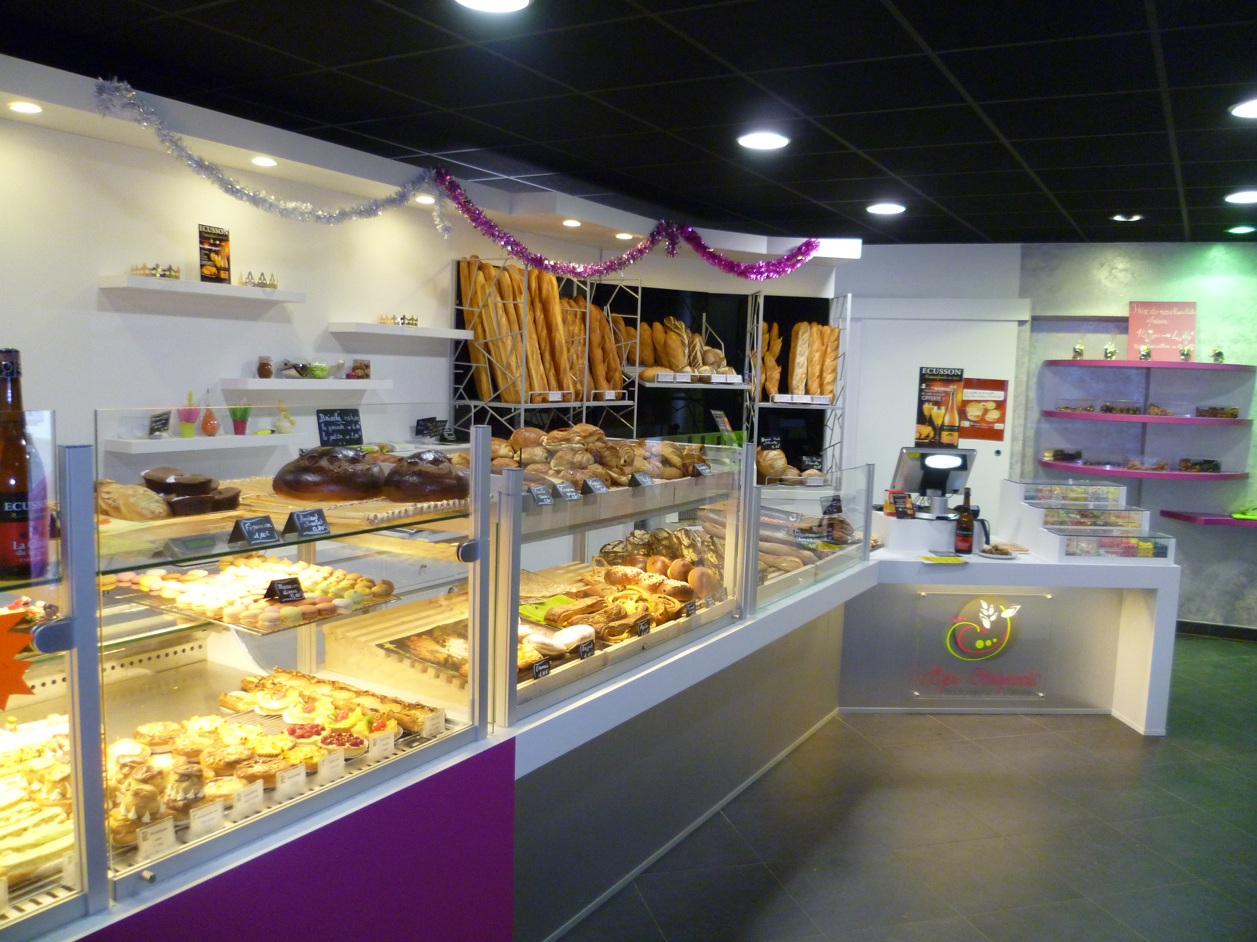 Boulangerie située au centre d'une commune dynamique et qui ne cesse de s'agrandir (lotissements tout autour), à 15 min de Lorient. Entouré de plusieurs autres commerces.(superette; bar tabac PMU, médecin crêperie, pizzeria...) 
Le matériel est récent . Se compose d'un labo pâtisserie, un fournil, plusieurs zones de stockage, l'ensemble est de plain pieds aucune marches.
Partie Social : 1 ouvrier /1 apprenti/ 4 vendeuses
Le logement sur place se compose de 5 chambres, 2 salles de bain, 2 toilettes, salle à manger et cuisine aménagées.
Affaire très rentable, avec un CA constant et non saisonnier  et sans aucun concurrent à proximité, ne demande qu'a être développée sur plusieurs points.
N'attend qu'un couple de travailleurs qui a envie de se mettre à son compte
Pour plus de renseignements n'hésitez pas à nous contacter