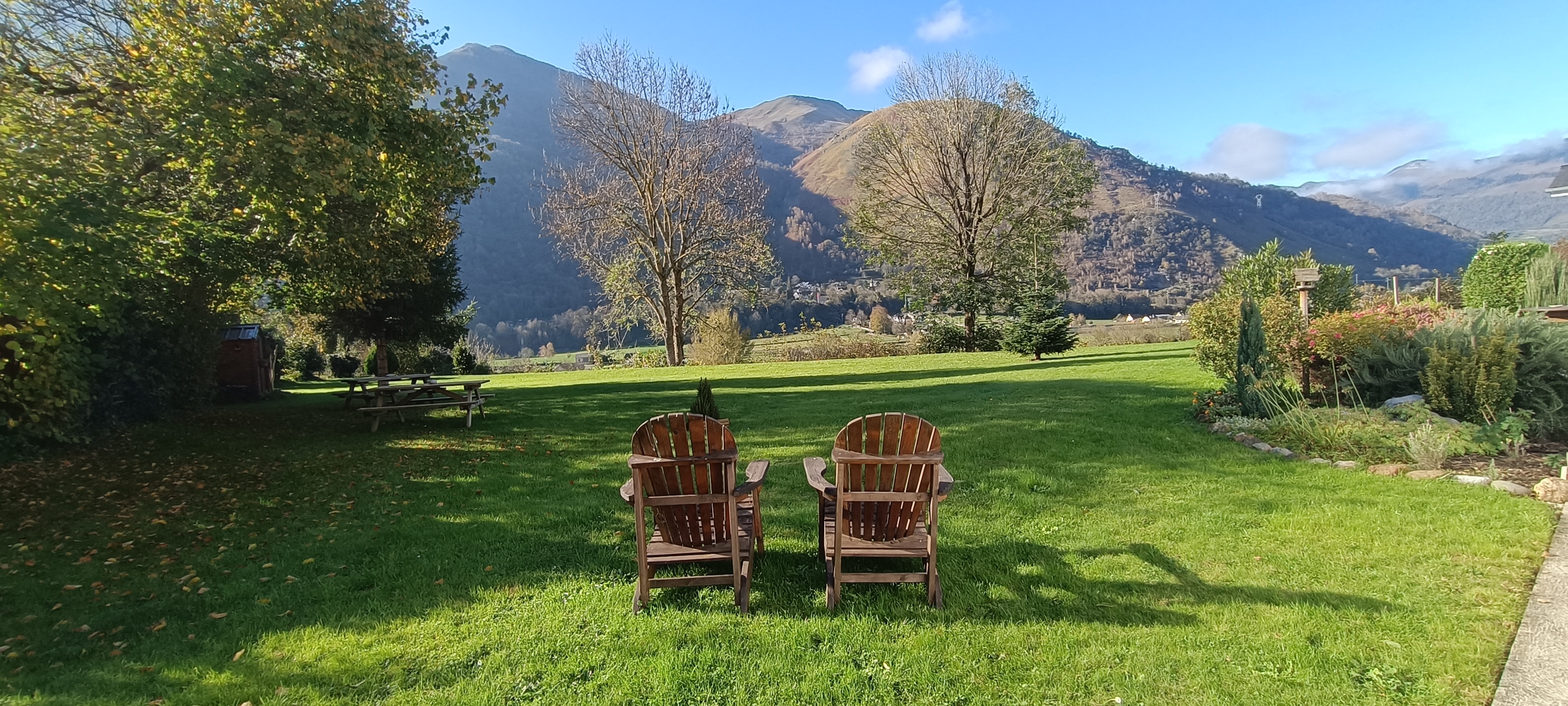 À Aste-Béon, venez visiter votre futur projet de vie ! Entourée de chemins de randonnée et de montagnes, cette maison comportant 5 chambres d'hôtes et une partie privative saura vous combler. Elle pourra s'adapter à plusieurs projet, que ce soit pour une vie de famille nombreuse, pour continuer l'activité de chambres d'hôtes déjà en place, ou y ajouter une activité de gîte. Chaque chambre d'hôtes possède sa propre salle de douche et un coin cuisine dans la salle commune.

Côté habitation privée, quatre chambres, une lingerie, plusieurs dressings, une salle de bain et une salle d'eau, une grande pièce de vie avec cuisine américaine baignée de lumière vous permettent de vivre en famille dans un endroit très confortable. Cette jolie maison est en ossature bois et récente, il n'y a donc pas de travaux à prévoir.

Vous recherchez un cadre de vie en pleine nature? Contactez-moi pour une visite !
Honoraire d'agences inclus à la charge des vendeurs. Annonce rédigée par Marion Gry RSAC 529093411.