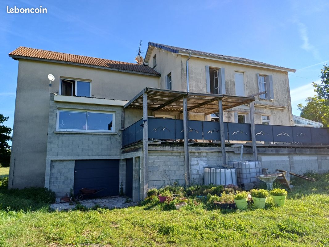 A vendre à st Agrève grand local commercial d'environ 180 m2 situé sur un axe passant stratégique à Saint-Agrève, surement un des meilleurs emplacement d'Ardèche à un croisement de deux routes venant du sud avec plus de 1000 véhicules/jour ! ce bien offre une visibilité optimale pour une activité professionnelle grâce à ses belles salles d'exposition en rez-de-chaussée avec boiseries au sol.
Idéal pour un restaurant/ bar/snack/ magasin de producteurs/ brocante.... actuellement exploité en boutique d'antiquités/ brocante
A noter la belle véranda de 30m2 et la grande terrasse de 52 m2 avec vue sur le lac de Véron, le tout au niveau du commerce et sur une parcelle de 1400 m2 idéale pour un parking ou un jardin.
Vous aurez aussi un parking privé de 6 places le long de la route. 
Le tout est complété par un sous-sol (avec sanitaires dédiés au personnel et garages) de 200 m², un grand appartement en duplex à l'étage développant environ 170 m² habitables.
L'ensemble bénéficie d'une couverture neuve en tuiles (2026) de gouttières neuves, de menuiseries en double vitrage et d'un système de chauffage central aux granulés de bois remis à neuf.
Cette bâtisse possède également tout le potentiel requis, pour être transformée en une grande maison familiale à 2 pas du centre du village ou pour un projet locatif.
A l'étage une superbe pièce de vie de 60 m2 vous attends pour vous reposer de votre journée avec une triple baie vitrée avec vue magnifique sur le lac, la forêt et le village au loin, superbe !
plus de photos sur simple demande