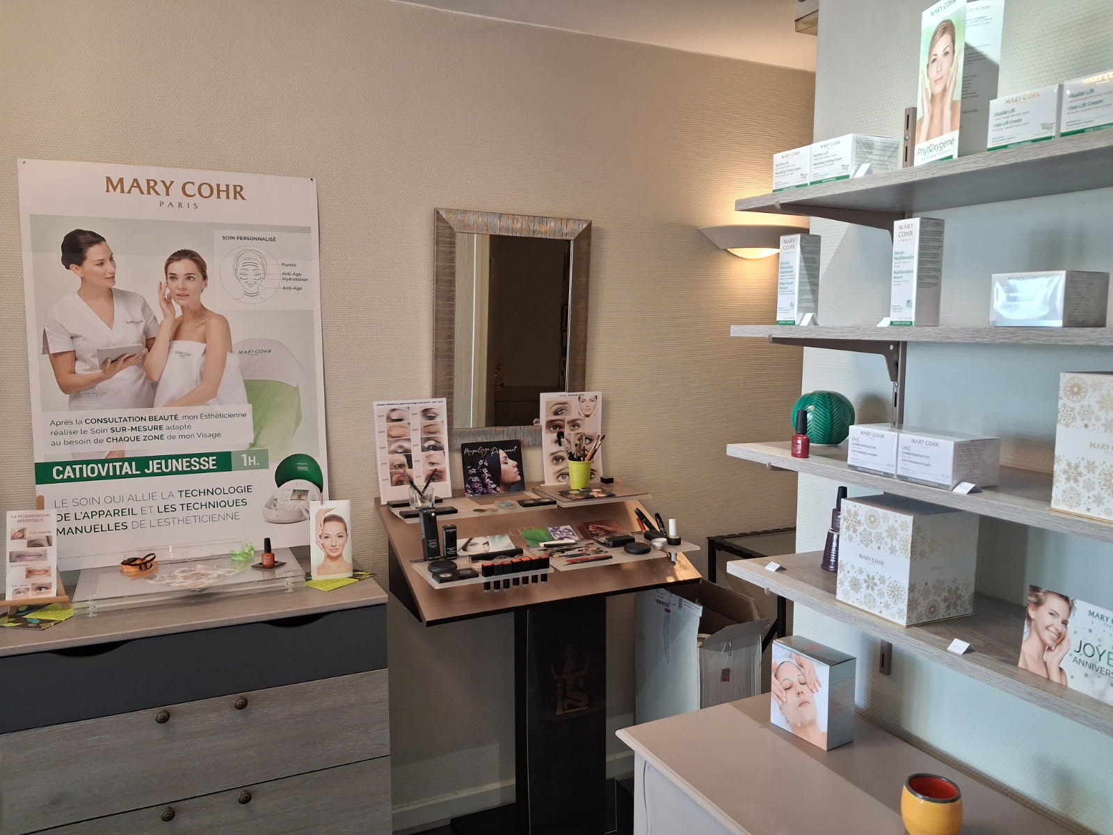 Vends Cause retraite Institut de Beauté.

Celui-ci est habillé d'une grande vitrine, lui conférant ainsi, une belle visibilité, de même qu'une allure certaine.

Il entoure une place classée et arborée, que d'autres commerces et services accompagnent.
Le passage y est important et l'atmosphère chaleureuse.

Il est implanté dans une grande ville, dont le marché a été élu le plus beau Marché de France.

La Ville est innovante, attractive, respectueuse de son environnement.
En outre, on y découvre une belle luminosité et un climat agréable à l'année.

L'Institut existe depuis 2002 et a été racheté en 2013.
Sa surface est de 50m².

Il possède:
-1 accueil très fonctionnel
-3 cabines
-1 espace attente
-2 réserves
-2 douches et 1 wc.
Il est exploité seul.

La Marque Principale est Mary Cohr.

N'hésitez pas à m'appeler au n° de portable indiqué et plus particulièrement du mardi au samedi entre 12h et 14h.