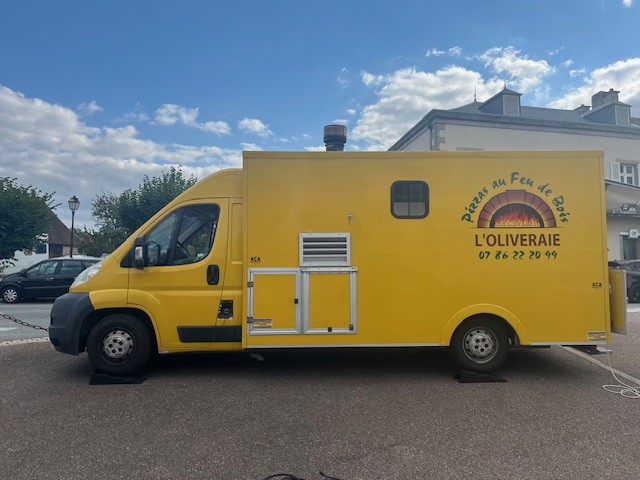 Une opportunité à saisir
Vous rêvez de vous lancer dans la restauration mobile avec un concept éprouvé et une clientèle fidèle ? Ce camion pizza au feu de bois est fait pour vous ! Situé dans un cadre naturel préservé, à proximité des axes routiers majeurs (RN 145 à 20 km), ce fonds de commerce est une opportunité unique pour reprendre une activité rentable et bien implantée.

🚚 Le camion : un outil prêt à l’emploi

Véhicule Fiat de 2011 (153 000 km), révisé régulièrement et entièrement équipé :
Four à pizza au bois
Frigo 3 portes et vitrine réfrigérée pour boissons
Saladette, placard de maintien au chaud et rangements pour vaisselle
Étagères et lave-main

Laboratoire installé au domicile, matériel à reprendre : allongeuse, pétrin, diviseuse, chambre froide (2m x 3m), tables et étagères inox.

📍 6 emplacements stratégiques
Le camion est positionné du mardi soir au dimanche matin et soir sur 6 communes dynamiques de l’Est Creuse : Gouzon, Ajain, Parsac, Ahun, Jarnages et Chénérailles.

Les atouts :
- Clientèle locale et de passage fidélisée
- Emplacements raccordés à l’électricité
- Environnement naturel et touristique attractif

-> Chiffres clés
Prix de vente du fonds et du matériel : 48 000 €
Chiffre d’affaires N-1 : 78 532 €
Activité stable et rentable, idéale pour un démarrage serein.

Les cédants proposent un accompagnement complet pour assurer une transition en douceur :
Formation à la maîtrise du four à bois
Transmission du savoir-faire et de l’expérience
Présentation au réseau de clients locaux.