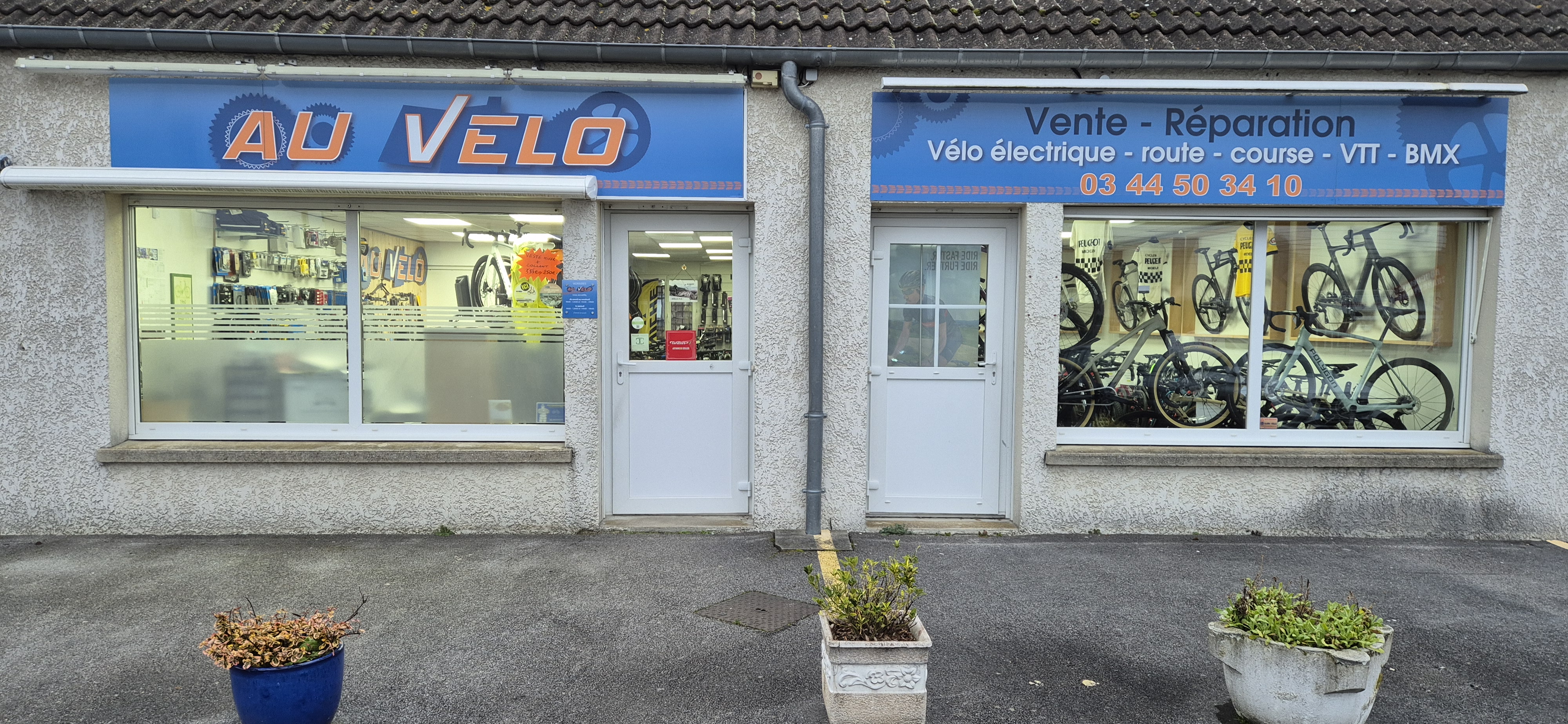 - À vendre – Magasin spécialisé cycles et atelier de réparation secteur Clermont 60600 OISE Belle opportunité de reprise d’un commerce spécialisé dans la vente, l’entretien et la réparation de vélos, bénéficiant d’une excellente réputation locale et d’une clientèle fidèle. Le magasin dispose d’un espace de vente moderne (86 m² ), lumineux et parfaitement entretenu, permettant la présentation de vélos musculaires, VAE, accessoires, équipements et textile. L’atelier (96 m²) est fonctionnel et adapté aux opérations d’entretien courant comme aux réparations plus techniques. Les atouts du commerce = Activité diversifiée : vente, atelier, accessoires et équipements. Clientèle régulière de particuliers et passionnés de cyclisme. Local en excellent état, sans travaux à prévoir. Agencement professionnel et optimisé. Secteur dynamique avec pratique du vélo en forte progression. Potentiel de développement sur le vélo électrique, la location, les contrats d’entretien et les ventes en ligne. Accompagnement possible du repreneur L’affaire conviendra aussi bien à un professionnel du cycle qu’à un entrepreneur souhaitant développer une activité dans un secteur porteur. Dossier complet et informations financières sur demande après premier échange.