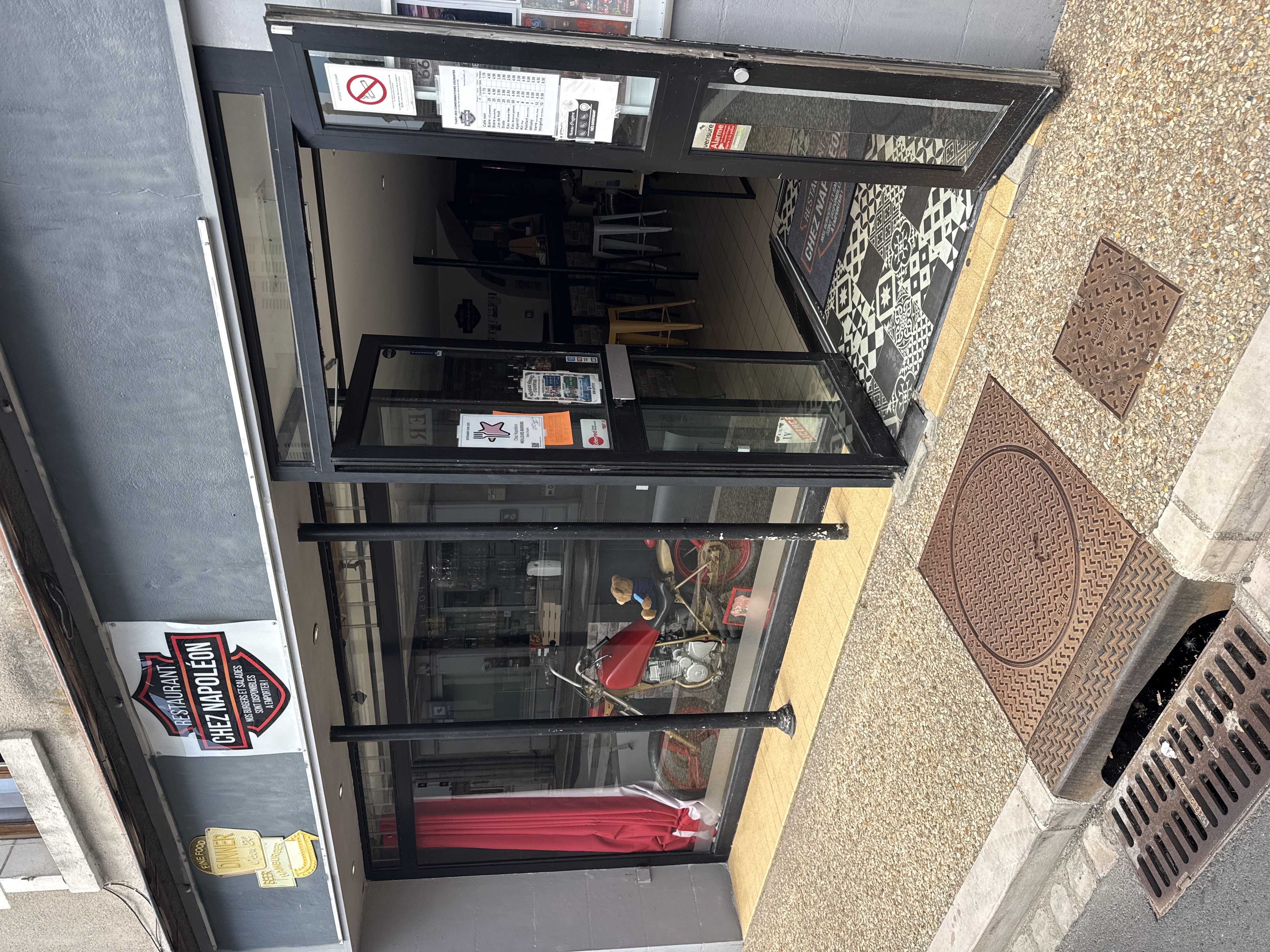 🇺🇸 A VENDRE : Restaurant "Chez Napoléon" – Style Diner Américain Route 66
Une opportunité unique à saisir pour cause de départ à la retraite !
Patrick et Christelle cèdent leur chaleureux établissement Chez Napoléon, un restaurant-bar à la décoration rétro et à l'ambiance authentique "USA / Route 66". Un véritable lieu de vie avec une clientèle fidèle, idéal pour un couple de repreneurs ou des associés passionnés.
🔑 Les Points Forts de l'Affaire
 * Licence IV incluse : Idéal pour développer l'activité bar, afterworks, concerts ou soirées à thème.
 * Polyvalence : Possibilité de faire tout commerce (reprendre le concept actuel de burgers, salades et plats à emporter, ou créer votre propre concept).
 * Emplacement & Charme : Une identité visuelle forte, chaleureuse et atypique qui marque les esprits.
 * Clé en main : Affaire saine, prête à être exploitée dès la reprise.
💶 Conditions Financières
 * Prix de vente : 65 000 €
 * Chiffre d'affaires : Nous consulter pour plus de détails et l'étude des bilans.
📞 Contact
Pour toute information complémentaire, photos ou pour planifier une visite, contactez directement les propriétaires :
> 👤 Patrick & Christelle
> 📱 06.15.91.70.88 (contact par téléphone ou SMS)