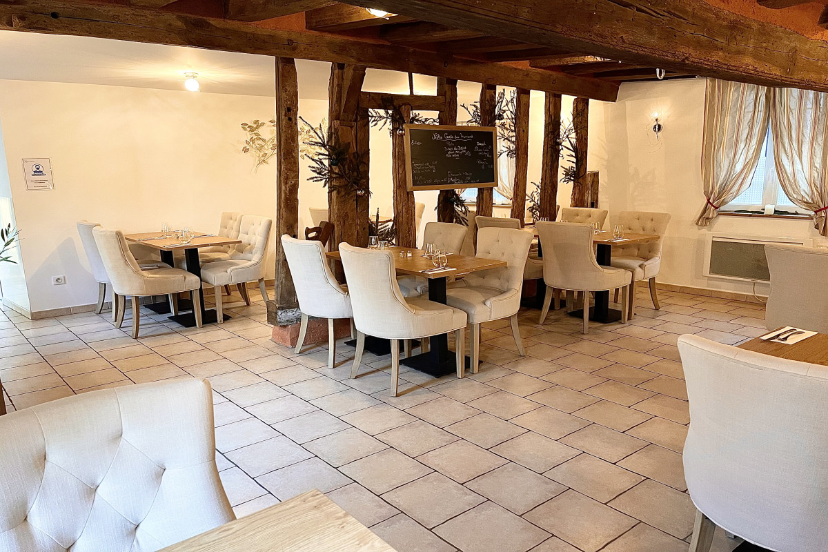 BAR - RESTAURANT

Zone de chalandise de 30.000 habitants. 
Très bien situé, grand parking gratuit devant le commerce, aucune concurrence à 10 km à la ronde. Libre de tout contrat et salarié.
 Surface totale : 120m2 avec salle bar, 2 salles restaurant (30 couverts intérieurs), terrasse de 40 places, cuisine entièrement équipée, cave de 15m2.
 Aucun frais à prévoir, rafraîchissement récent du bar.
 Bon C.A. Loyer : 675?.
Un Notaire en charge de la vente
Vente cause santé urgente
