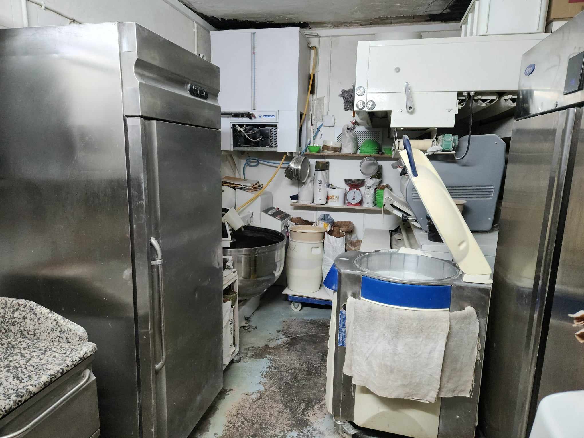 Vend cause départ en retraite très bonne boulangerie patisserie dans charmant village de provence très renomé pour son festival de piano commerce avec du matériel de bonne qualité ( BONGARD) un très bon chiffre d'affaire et très bon bénéfice le commerce est pourvu d'un grand logement + très grande terrasse le stock sera offert soit environ 20000€