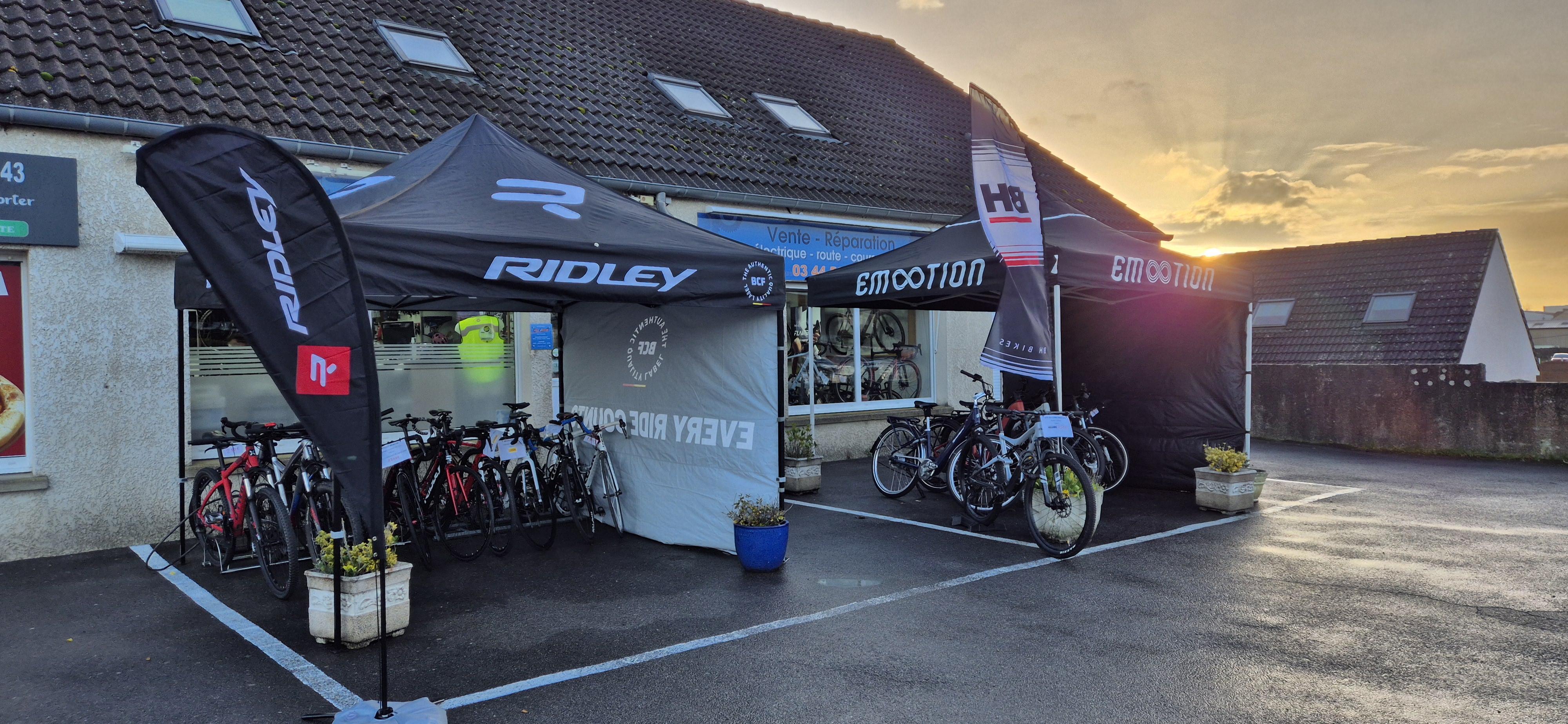 - À vendre – Magasin spécialisé cycles et atelier de réparation secteur Clermont 60600 OISE Belle opportunité de reprise d’un commerce spécialisé dans la vente, l’entretien et la réparation de vélos, bénéficiant d’une excellente réputation locale et d’une clientèle fidèle. Le magasin dispose d’un espace de vente moderne (86 m² ), lumineux et parfaitement entretenu, permettant la présentation de vélos musculaires, VAE, accessoires, équipements et textile. L’atelier (96 m²) est fonctionnel et adapté aux opérations d’entretien courant comme aux réparations plus techniques. Les atouts du commerce = Activité diversifiée : vente, atelier, accessoires et équipements. Clientèle régulière de particuliers et passionnés de cyclisme. Local en excellent état, sans travaux à prévoir. Agencement professionnel et optimisé. Secteur dynamique avec pratique du vélo en forte progression. Potentiel de développement sur le vélo électrique, la location, les contrats d’entretien et les ventes en ligne. Accompagnement possible du repreneur L’affaire conviendra aussi bien à un professionnel du cycle qu’à un entrepreneur souhaitant développer une activité dans un secteur porteur. Dossier complet et informations financières sur demande après premier échange.