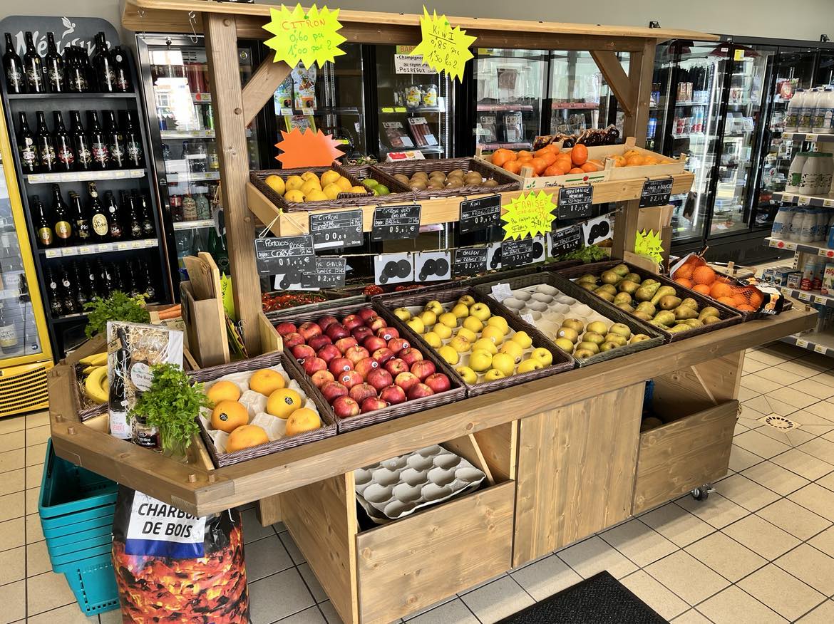 Magasin alimentaire le plus proche du Puy du Fou.
A 5 min de l’autoroute, Chambretaud est une commune  située dans le département de la Vendée, en région Pays de la Loire
Situé au cœur d’une zone rurale, ce magasin possède une grande façade visible et jouit d’un emplacement premium.
Il est entouré de commerces complémentaires, de logements saisonniers, des axes de transports en commun et se trouve au centre des activités touristiques.

Il bénéficie d’une activité saisonnière et locale.
Des places de parking se trouvent à proximité pour faciliter l’accès de votre clientèle à votre magasin.

Ce magasin refait à neuf possède une surface de 130m² parfaite pour proposer un large choix d’assortiment. 
Horaires d’ouvertures : 8h00-13h00 / 16h00-19h30 du mardi au samedi Hors saison / 8h30-12h30 le dimanche.

Parking, livraison à domicile, snacking, dépôt de pain, gaz, laverie. Aucun travaux à prévoir.

Le bien est à reprendre au prix de 70 K€ avec un chiffre d’affaires actuel à 304K€.
Le loyer annuel est à 6.48K€.