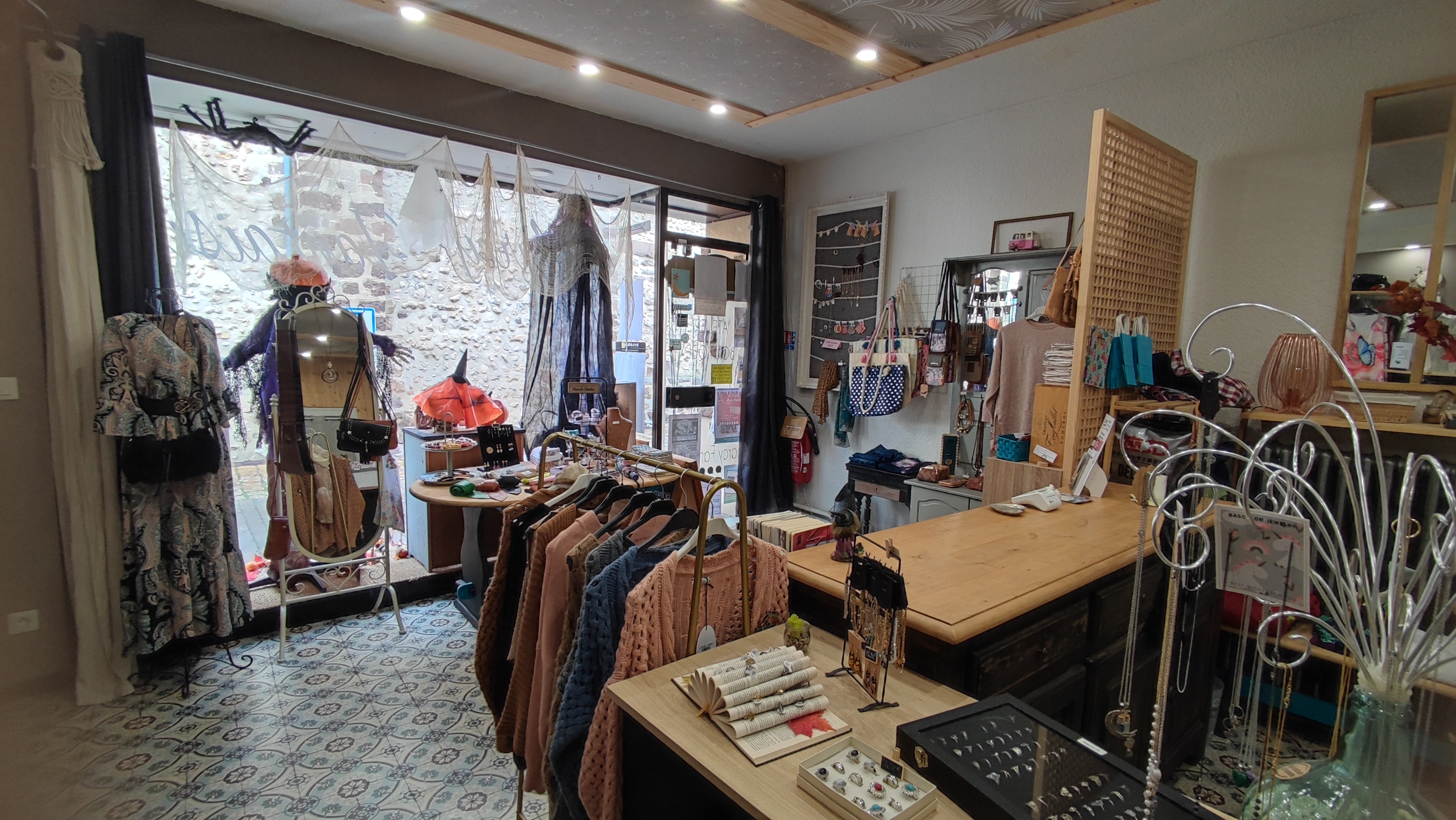 Si vous êtes couturièr(e) passionné(e) et que vous rêvez de vous installer dans votre propre boutique pour vivre de votre passion, cette annonce est pour vous.

Après avoir réussi à implanter mon activité et créer ma clientèle pendant 5 ans, je propose à la vente mon fond de commerce de retouches couture et de vente de vêtements, bijoux et accessoires.

L'activité est rentable avec CA en hausse depuis 5 ans, idéale pour une installation rapide avec revenus immediats.

Fort potentiel de développement (créations, ateliers, vente en ligne, partenariats, etc.) et le local permet, en plus de l'activité de couture, une activité complémentaire de vente de votre choix.

Je suis disposée à vous accompagner pour vous aider à prendre l'activité en main rapidement, formation possible.

Prix de vente du fond de commerce :
12 000 € pour l'activité clé en main !
+ Loyer mensuel du local : 360€ (bail commercial)

Le local comprend une partie boutique de 28m² avec une grande vitrine, au fond une remise de 15m² et une cave à votre disposition. Des travaux d'amélioration sont prévus pour créer pour vous un espace repas et wc séparés.

Contactez-moi pour plus d'informations.