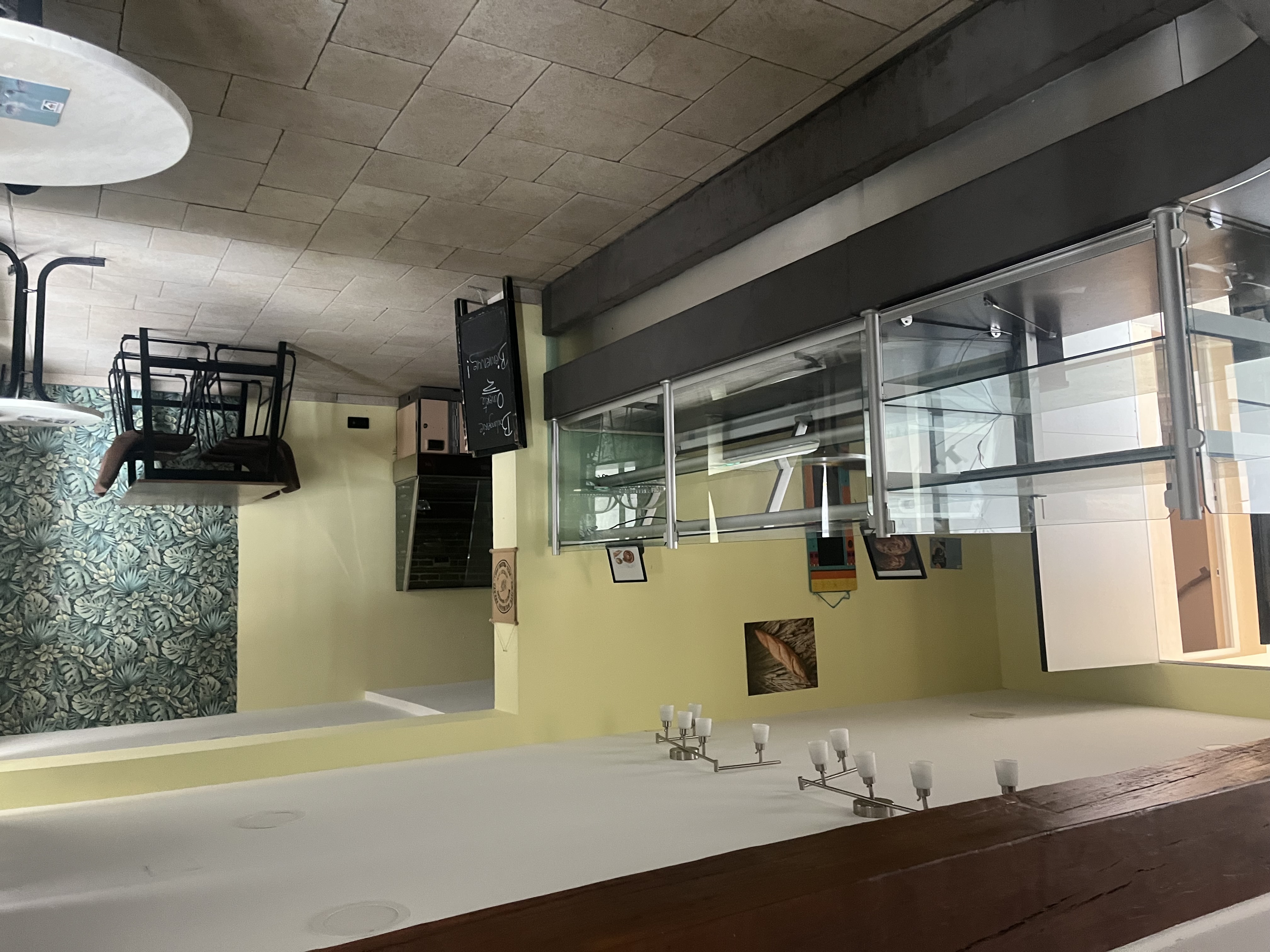 La commune de La Ferté-Beauharnais propose la reprise de sa boulangerie communale, actuellement fermée, offrant un fort potentiel de redémarrage.

Située au cœur du village, la boulangerie bénéficie d’un emplacement stratégique avec un passage d’environ 4 500 véhicules par jour, à proximité immédiate d’une supérette, d’un bar, d’un restaurant et d’un salon de coiffure.
Accès rapide à l’autoroute et à la gare.

Le bien comprend :
- un pas-de-porte communal,
- un laboratoire fonctionnel,
- un fournil entièrement équipé,
- une clientèle locale et fidèle,
- un logement T3 attenant,
- un loyer modéré.

La mairie est propriétaire des murs, garantissant une installation sécurisée.

La commune recherche un artisan boulanger, un professionnel ou une personne en reconversion, souhaitant s’installer et développer son activité dans un cadre de vie rural de qualité, au cœur de la Sologne.

📞 Contact – Mairie de La Ferté-Beauharnais
Tél. : 02 54 83 60 74
✉️ Mail : lafertebeauharnais@orange.fr