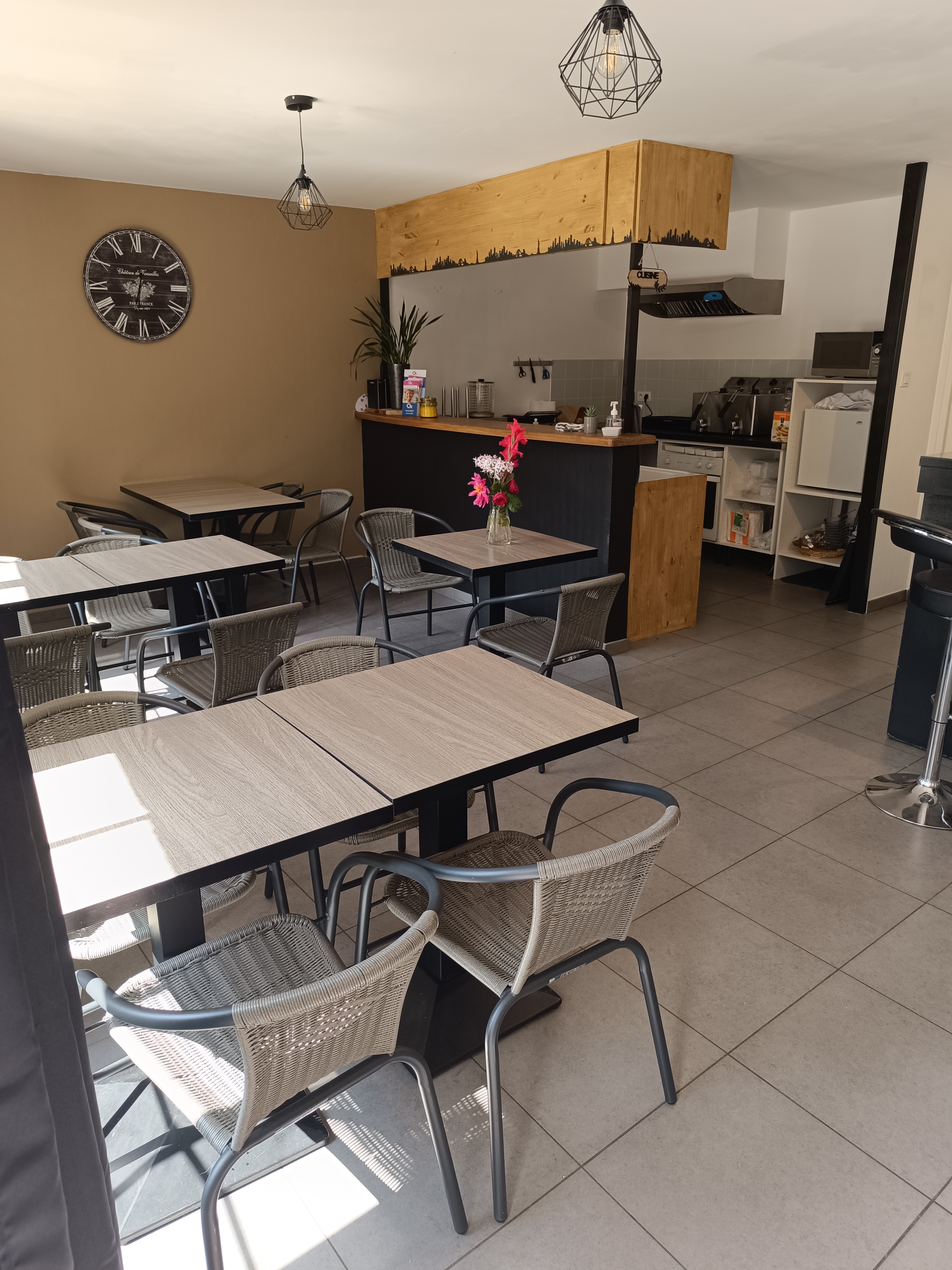 🏡 À VENDRE – COMMERCE MULTISERVICES AU CŒUR DU MORVAN

💰 Prix de cession : 125 000 €

🌿 Une belle opportunité professionnelle dans un village dynamique et touristique !

Situé au cœur du Morvan, sur un axe routier, cet établissement bénéficie d’un environnement attractif, au sein d’un village disposant de nombreux services et commerces de proximité.

⭐ UN ENVIRONNEMENT PRIVILÉGIÉ

🏫 Village avec école
🏥 Maison de santé et pharmacie
🚬 Présence d’un tabac
🏪 5 autres commerces aux activités non concurrentes
🏡 Nombreux gîtes à proximité, favorisant l’accueil d’une clientèle touristique

🍽️ UN COMMERCE AUX MULTIPLES ACTIVITÉS

- Épicerie de proximité
- Bar avec licence IV
- Brasserie / restauration
- Relais de poste communal
- Diffuseur de presse spécialisée
- Française des Jeux (FDJ)

🌞 48 PLACES ASSISES ET DES ESPACES EXTÉRIEURS AGRÉABLES

- 18 places à l’intérieur
- 10 places sur la terrasse avant
- 20 places sur une terrasse ombragée à l’arrière, aménagée en 2025

📊 DES RÉSULTATS FINANCIERS CONFIRMÉS

💶 Chiffre d’affaires : 387 000 €

📈 Résultat net : 63 000 €

🏠 UN LOGEMENT T3 COMPRIS

Loyer mensuel de 714 €, comprenant le commerce et le logement T3.

💼 CONDITIONS DE REPRISE

- Prix de cession : 125 000 €
- Murs appartenant à la mairie, non compris dans la vente
- Accompagnement possible, selon des modalités à définir ensemble
- Bilan comptable disponible pour toute personne sérieusement intéressée

🤝 UN PROJET PROFESSIONNEL ET DE VIE

Un commerce aux activités complémentaires, situé dans un village disposant de nombreux services, avec une clientèle locale et touristique, des espaces de restauration agréables et un logement sur place.

Vous souhaitez reprendre une affaire et vous investir dans un territoire authentique ? Cette opportunité mérite votre attention !

📩 Pour tout renseignement complémentaire ou pour organiser une visite, merci de me contacter en privé.

N’hésitez pas à partager cette annonce autour de vous !