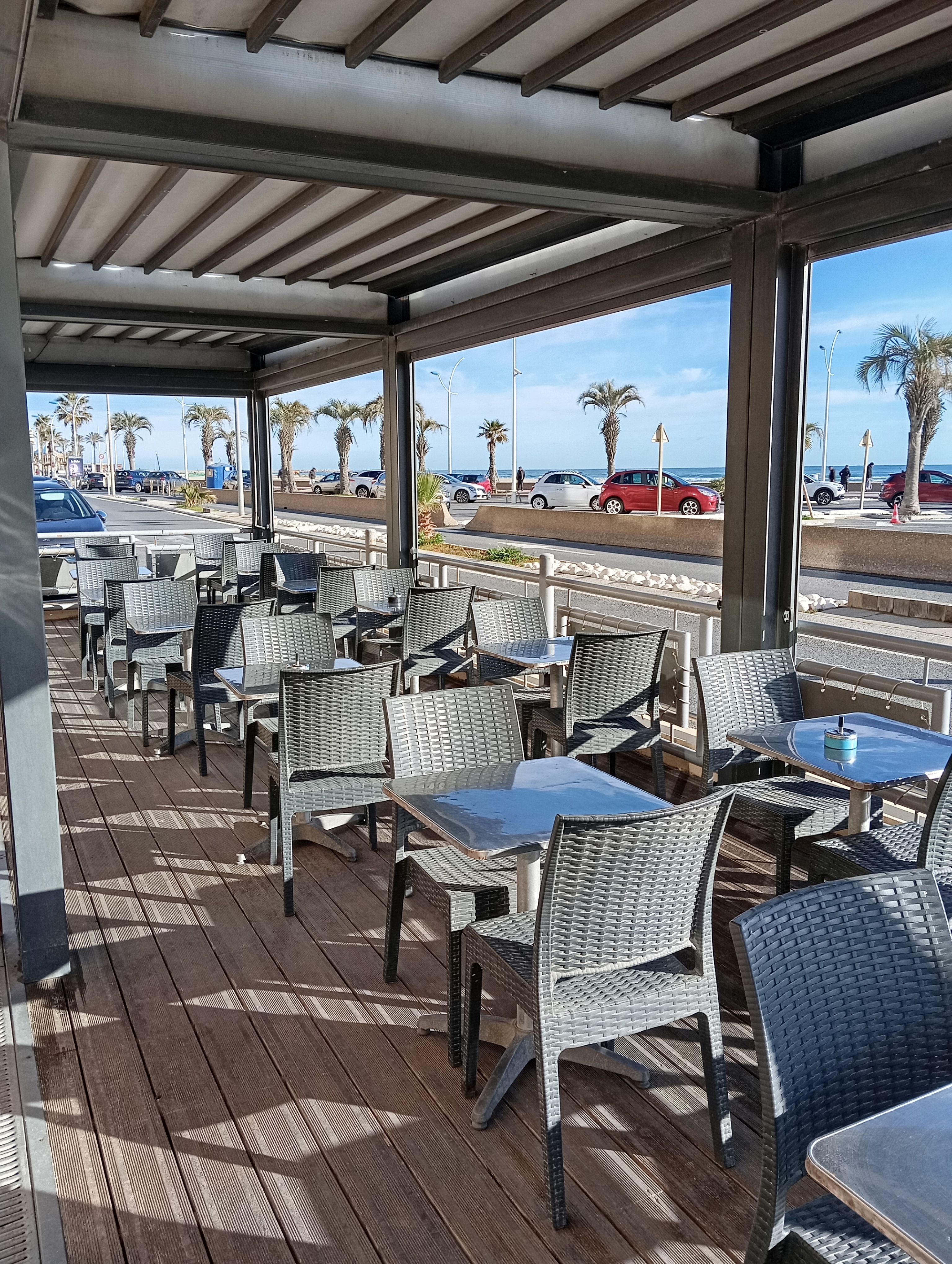 A vendre fonds de commerce de restauration rapide sur place ou à emporter.

Idéalement situé en première ligne face à la mer et un parking à proximité immédiate.

Possède une licence 3 avec une terrasse de 36 places et places à l' intérieur.

La cuisine est entièrement équipée avec extraction conforme.

Le local est aux normes avec toilette et accès PMR.

Dispose d' un vestiaire avec douche, WC et cassiers pour le personnel.

Affaire clés en main, idéale pour démarrer rapidement sans travaux dans une station balnéaire animée.