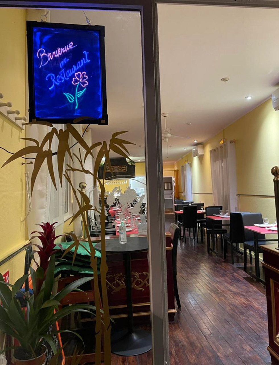 Ce restaurant est basé à Cergy Village dans la région parisienne et a été fondé en 1999. Il a su conquérir et fidéliser une clientèle familiale et business lui permettant de réaliser de très belles évolutions de chiffre d'affaires.
Il a aussi récemment été élu parmi les 10% meilleurs restaurants du monde selon
TripAdvisor. 

Aujourd’hui l’heure est à la passation et à la transmission pour que cette belle
aventure se poursuive après le départ à la retraite bien mérité du couple à l’origine de la création de ce restaurant au coeur de Cergy Village (95).

Serez-vous alors prêt à vous lancer dans une nouvelle et très belle aventure ?
Ce fonds de commerce de 93m2 à Port-Cergy (95) se trouve dans un cadre exceptionnel près d'un étang (https://cergy-pontoise.iledeloisirs.fr/) très fréquenté par une clientèle professionnelle et familiale :
- Ouverture 7 jour sur 7 possible car quartier très fréquenté
- Le loyer est très abordable
- Capacité de 40+ places assises à l'intérieur et 8 places à l'extérieur
- Cuisine en très bon état et bien équipé avec plusieurs plaques de cuisson,
congélateur, réfrigérateur, et espace pour rangement. 
Idéal pour tout type de restauration.