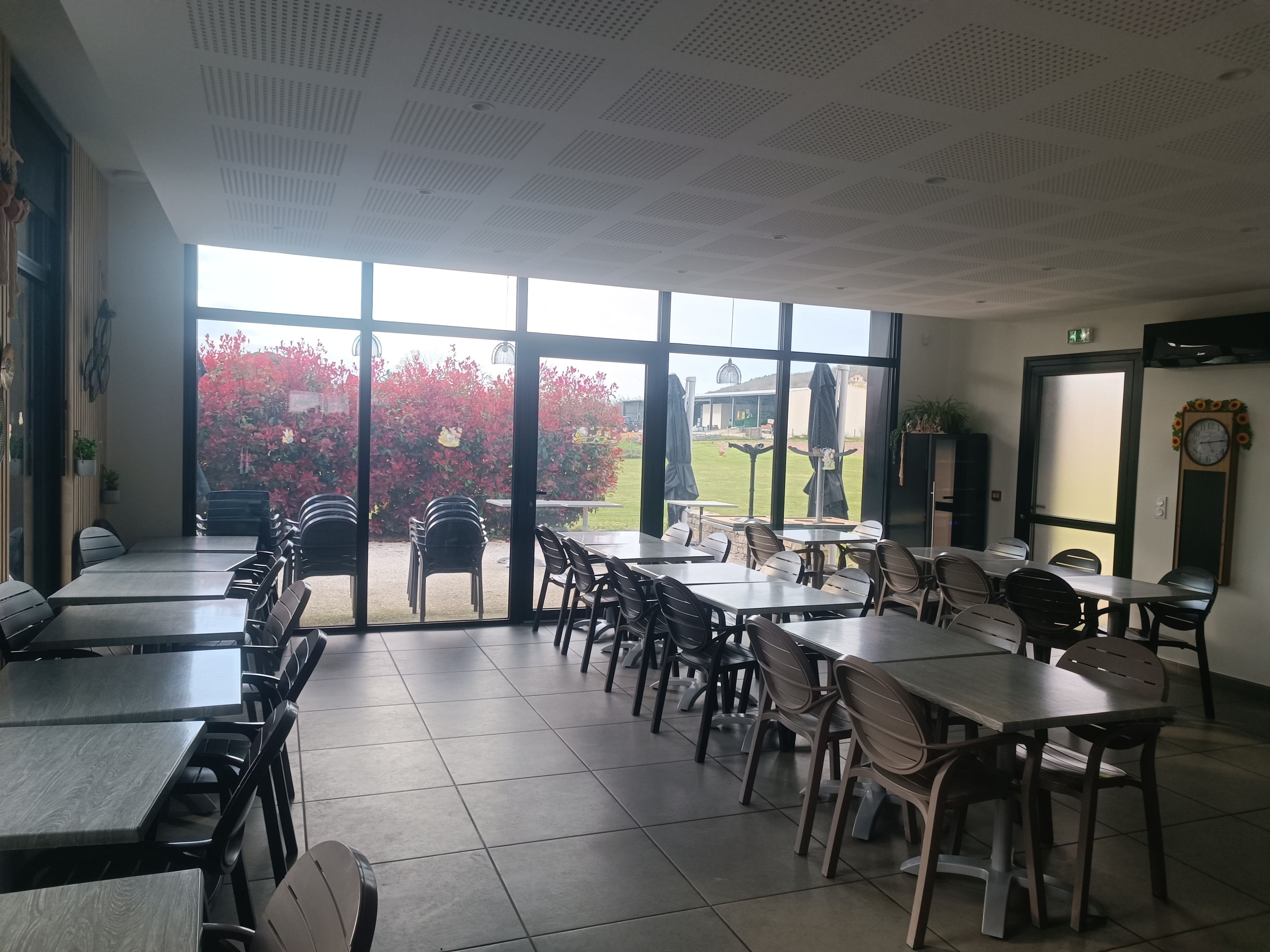 Situé au cœur de la Vallée de la Dordogne, entre Sarlat et Rocamadour, la commune de Pinsac (800 habitants) recherche un nouveau repreneur pour son pôle multi-services stratégique.

 Le Concept: Un établissement moderne (construit en 2022) regroupant plusieurs activités essentielles à la vie locale et touristique: 

Épicerie & Services (80 m²) : Alimentation, produits locaux, dépôt de pain, presse et relais poste.

Restauration & Bar (90 m²) : Salle de 20 couverts, bar avec Licence IV, cuisine équipée et terrasse extérieure de 46 m².

Locaux techniques : Réserve avec chambre froide, vestiaire et sanitaires.

Points Forts : Emplacement stratégique : 
Passage touristique important (proche A20 et sites de Padirac/Rocamadour).Vie locale dynamique : Face à la mairie et à la salle des fêtes, au cœur des animations du village.

Bâtiment récent : Locaux fonctionnels et esthétiques.

Accompagnement : Soutien de la mairie et de l'agence économique locale (Cauvaldor Expansion) pour la structuration du projet et le business plan. 

Conditions de reprise : Loyer mensuel : 1 390,34 € HT.
Licence IV : 20 € / an.

Rachat du fonds et matériel : Estimé à 40 000 € (20 000 € pour  le fonds de commerce de l’épicerie et 20 000 € pour le matériel de restauration).

Revenu complémentaire : Indemnité de relais postal (environ 377,50 € HT / mois).

Profil recherché Professionnel(le) ou couple motivé par le milieu rural, souhaitant s'impliquer dans la vie locale avec une offre diversifiée et ouverte à l'année.

Date limite de candidature : Jeudi 30 Avril 2026 à 12h.
 Contact & Visites : 

Mairie de Pinsac : 05 65 32 64 00 / commune.pinsac@wanadoo.fr.
Cauvaldor Expansion : 05 64 72 11 63 / contact@cauvaldex.fr.