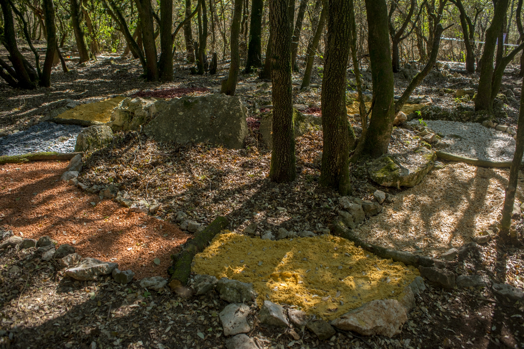 Cause cession d'activité pour autre projet, nous vous offrons de reprendre notre droit au bail. Situation unique, 3 km des Gorges de l'Ardèche, plus de deux hectares actuellement exploité en parc de loisirs nature, équipé, prêt à travailler (buvette, grand parking, toilette etc...). Développez ici votre projet nature ! Paint ball, accro-bambino, ferme pédago, jeux nature, le terrain se prête à de multiples activités. CA actuel environ 120 K€. Emplacement rare, unique, en pleine zone touristique.