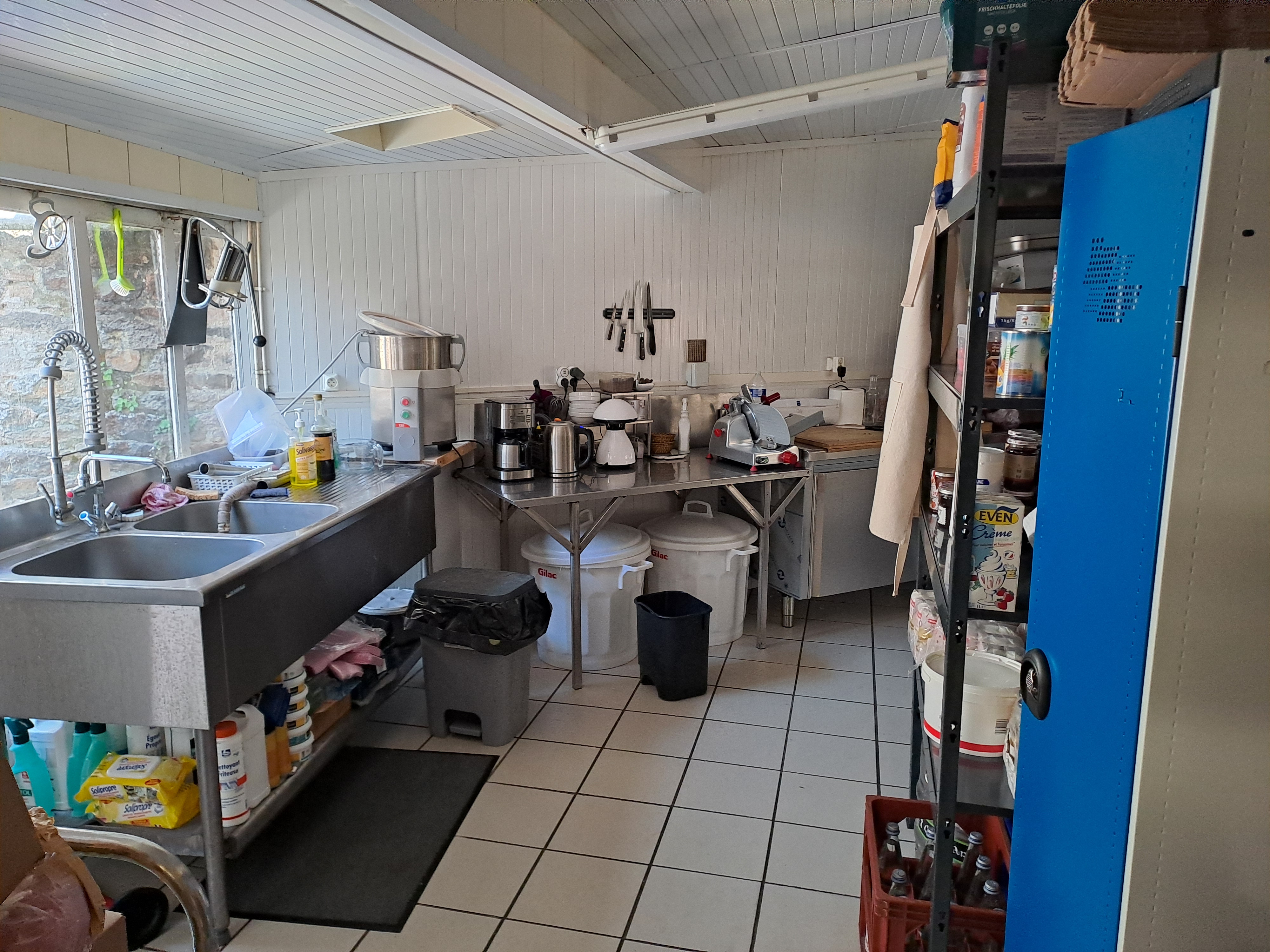 Crêperie dans le Centre Finistère, commune de Trégourez, à 20 km de Quimper, à 13 km de Châteauneuf du Faou, 13 km de Briec, à 5km de Coray, à 17 km de Rosporden. Proche du Château de Trévarez. Ouverte toute l'année avec actuellement 9 services par semaine.
Nous sommes un couple à tenir la crêperie mais Mr a 65 ans et nous souhaitons vendre le fonds (90000€ ) et les murs si possible pour 104000€ ou un loyer de 850€ mensuel.
La clientèle est locale mais nous travaillons beaucoup pendant les vacances scolaires avec les familles de nos clients quand ils viennent en vacances en famille.
Nous avons également beaucoup de touristes de passage pendant les grandes vacances et en décembre avec les illuminations du Château.
Nous embauchons un CDD pendant les vacances scolaires (en général un/une étudiant(e) ainsi que le week-end hors vacances scolaires.
Affaire qui peut se développer en augmentant le nombre de services et /ou les plages horaires d'accueil.
Un appartement de 65 m² comprenant une chambre, un salon, une salle de bains et un WC est à disposition au dessus de la crêperie