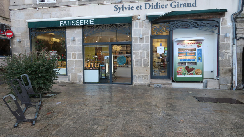 À vendre, pâtisserie-chocolaterie artisanale "Sylvie & Didier Giraud", idéalement située au cœur du centre-ville de Guéret, sur la place du Marché, emplacement de premier ordre avec terrasse extérieure.

Établissement tenu depuis plus de 40 ans, reconnu pour la qualité artisanale de ses produits et sa clientèle fidèle.
Une part importante de l’activité repose sur la vente de produits régionaux : Le Creusois, le pâté de pommes de terre, le Treipais, et autres spécialités locales, qui représentent environ 70 % du chiffre d’affaires.

Chiffre d’affaires : plus de 650 000 € HT, en progression chaque année.

Atouts principaux :

Emplacement n°1 face au marché hebdomadaire

Terrasse agréable et très fréquentée aux beaux jours

Laboratoire de pâtisserie complet et bien équipé

Boutique avec vitrine refaite et espace de vente chaleureux

Clientèle locale, touristique et de passage

Logement possible à l’étage (selon bail)

Idéal pour un couple de professionnels ou un artisan souhaitant s’installer en Creuse et reprendre une affaire saine et reconnue.

📍 6 place du Marché – 23000 Guéret
📞 Contact : Guillaume Giraud
✉️ guillaume.giraud.tic@gmail.com