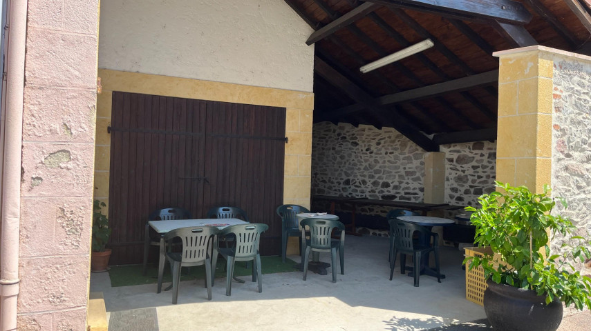 A céder cause retraite Bar Restaurant Point Poste Dépôt de pain et de journaux à St Angel dans l’Allier. Nombreuses possibilités d’extensions d'activités. 

Situé à proximité de l’autoroute et de la sous-préfecture de Montluçon, ce bar - restaurant accueille une clientèle d’ouvriers en semaine et familiale le week end.  La salle peut accueillir une bonne quarantaine de couverts. La cuisine est équipée. Une seconde salle accueille le point poste, ainsi que de dépôt de pain et journaux.  Préau pouvant servir de terrasse.

Affaire idéale pour un couple.

250 000 € comprenant les murs commerciaux remis au goût du jour, un logement de 4 chambres et deux salles de bains, une cour et 2 caves. Possibilité de transformer en logement pour location ou nuitées.