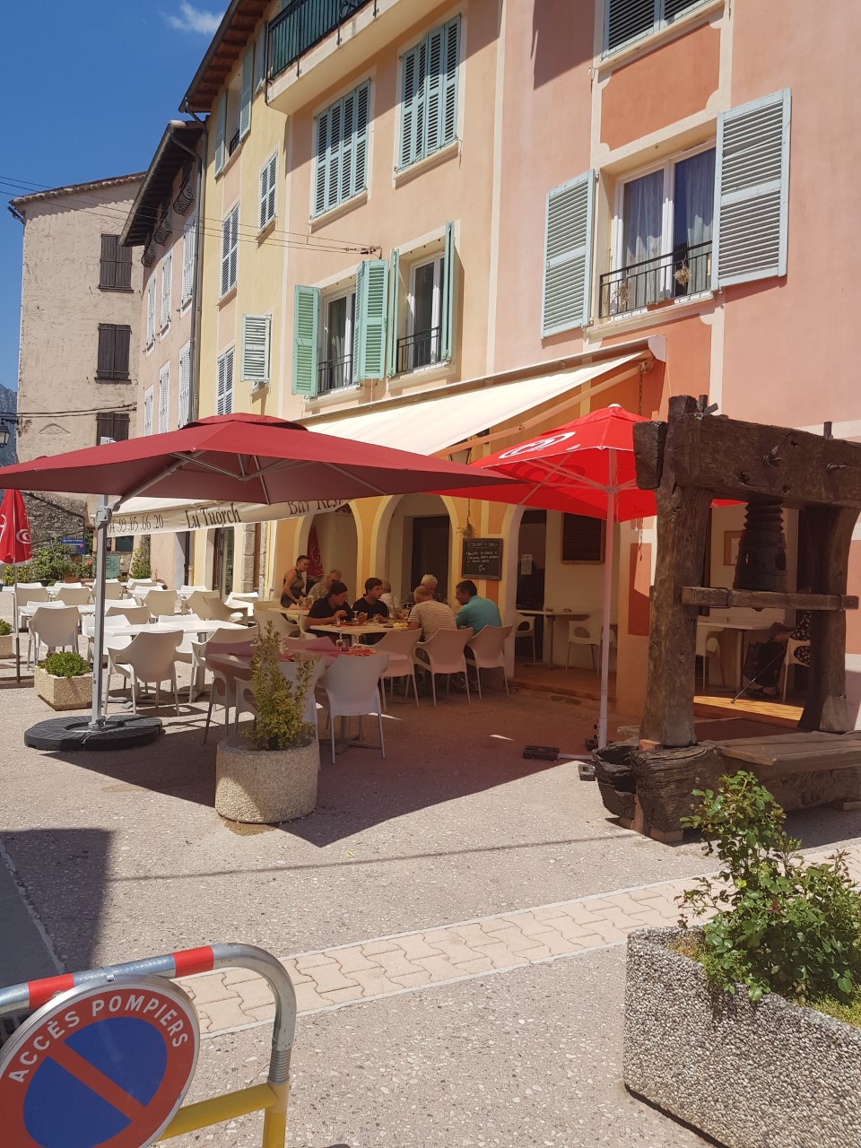 Bar - Restaurant - Pizzeria situé à Malaussène, charmant village de l'arrière Pays Niçois, situé à 50 km de Nice.

La Mairie, propriétaire des murs et de la Licence IV, propose le Bar-Restaurant-Pizzeria en location gérance, un appartement de fonction de type T2 est mis à disposition.

Descriptif :
Local entièrement équipé : matériel de Restauration et pizzeria + ustensiles et mobilier.
(RDC) Bar : 27 m² - salle à manger : 50 m²  - cuisine : 30 m²
+ terrasse extérieure + local de stockage : 33 m² + (1er étage) appartement T2 

Tarif : 
* Bar - Restaurant - Pizzeria + local de stockage
Période 1er avril au 30 septembre : 200 € HT par mois
Période du 1er octobre au 31 mars : 100 € HT par mois
+ 15 € de charges mensuelles

* Location Licence IV : 100 € HT annuel

* Dépôt de garantie : 2500 €

Pour tout candidature (CV + lettre de motivation), merci d'adresser un courrier ou un mail.
Contact :
Mairie de Malaussène - 3 Carriera de l'Escola - 06710 MALAUSSENE
mairie@malaussene.fr