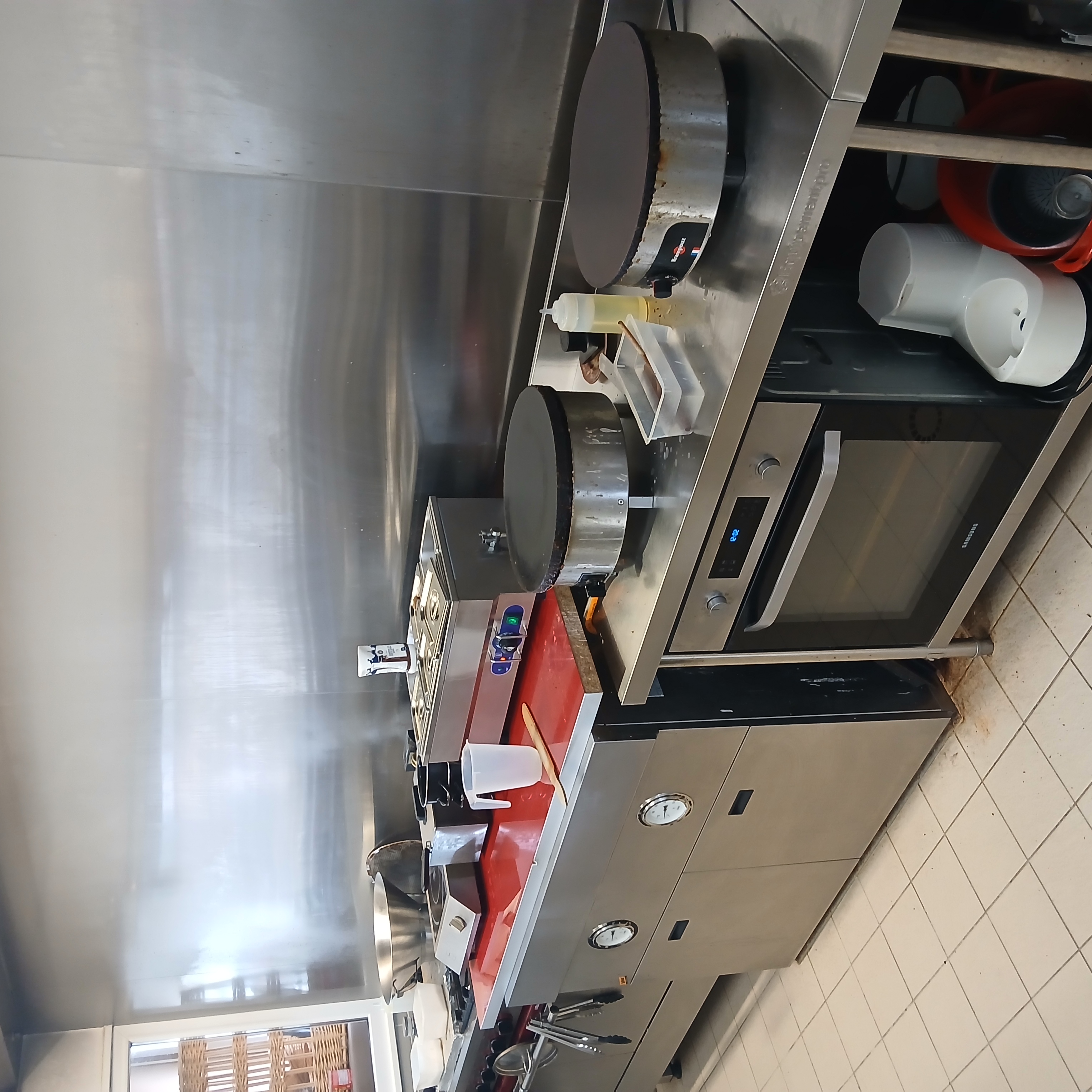 À VENDRE – CRÊPERIE CLÉ EN MAIN – PRÊTE À EXPLOITER
Saisissez une belle opportunité !
Cause nouveau projet, cède fonds de commerce (25 000 €) et droit au bail (35 000 €) d'une crêperie toujours en activité, entièrement équipée et immédiatement exploitable.
L'établissement offre un cadre chaleureux avec 28 places en salle et 20 places en terrasse, permettant d'accueillir une clientèle locale comme touristique.