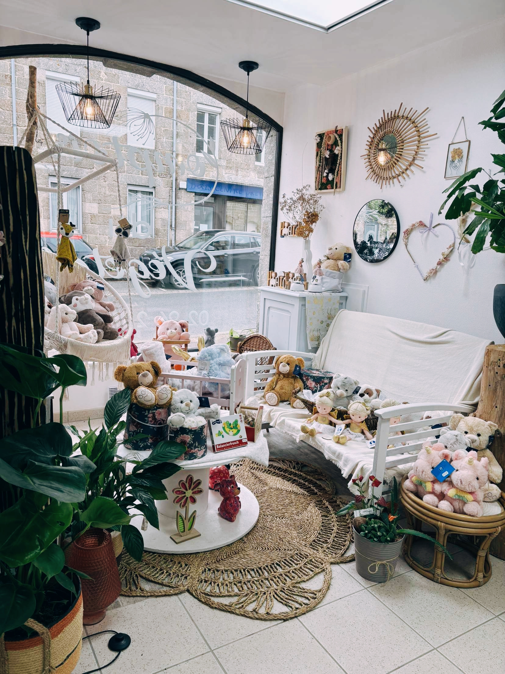 À vendre Fonds de commerce fleuriste 💐 et décoration ✨idéalement placé en centre ville.
Il offre une visibilité parfaite, pompe funèbre juste en face du magasin.
Clientèle régulière, grande espace de vente, il dispose également d'une réserve et d'un atelier de conception.
Proposé à 60 000 EUR.