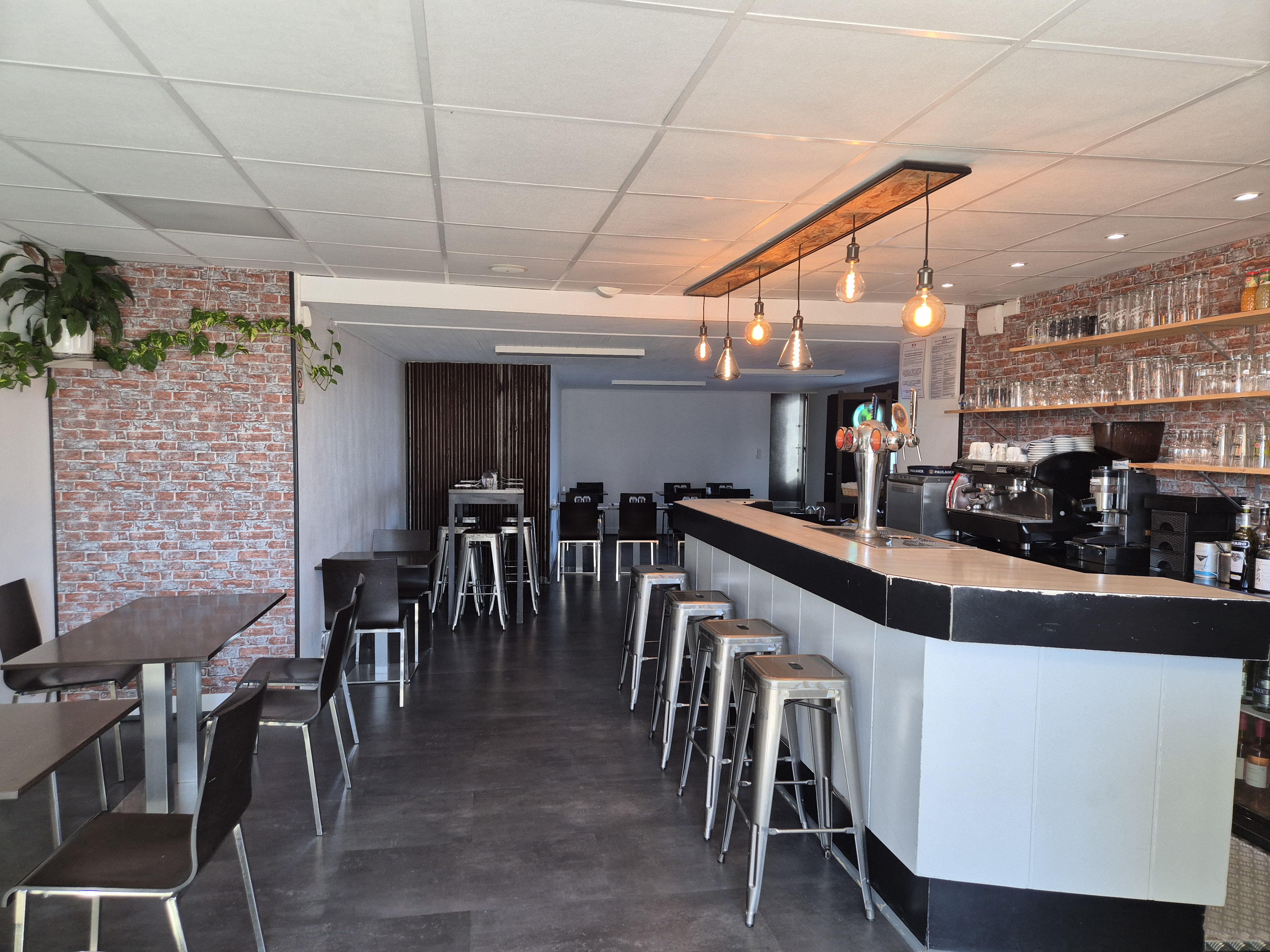 Commerce multi-services au centre du village, et situé sur l'axe principal, bénéficiant d'une belle visibilité.
Actuellement géré en bar, tabac, restaurant, FDJ, Nickel, relais postal, ... , et présentant un fort potentiel à développer.
Murs appartenant à la mairie, y compris Licence IV, logement fonctionnel situé à l'étage, loyers modérés.