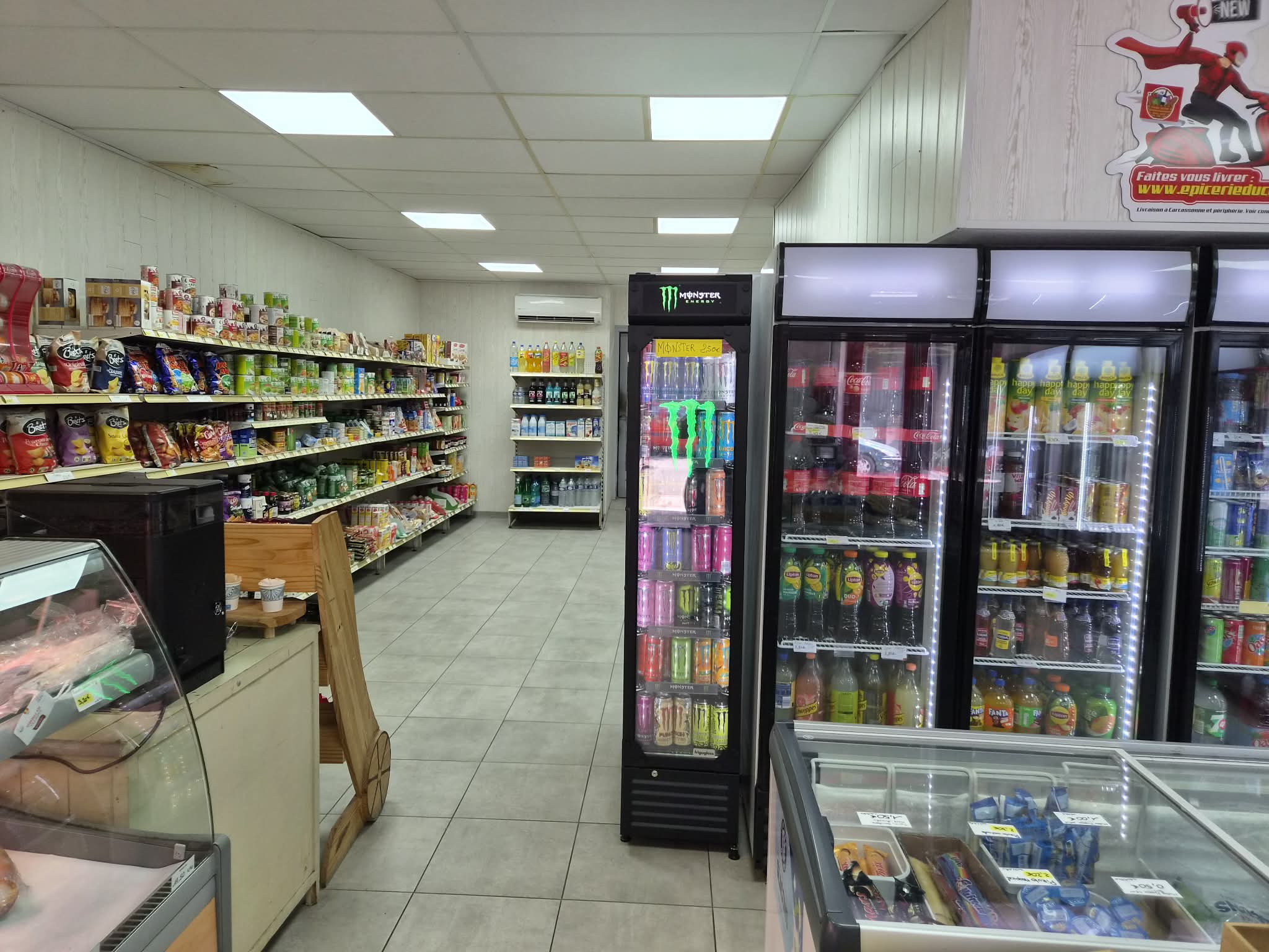 Je vends mon fond de commerce, car je fais une reconversion professionnelle.
L'entreprise est rentable, son chiffre d'affaire augmente chaque année.
La boutique se situe à Carcassonne, proche du canal du midi et de la gare. Installée depuis 7 ans, elle détient une clientèle fidèle. L'épicerie attire les touristes grâce à la cité de Carcassonne ( patrimoine mondial de l'UNESCO), les festivals à proximité, le tour de France (qui passe juste devant) et les bateaux sur le Canal du midi.

Les services proposés:
-Epicerie libre service
-Boissons fraiches
-Dépôt de pain et viennoiserie
-Sandwiches préparés à la minute
-Fromages et charcuterie à la découpe.
-Granita
-Boissons chaudes à emporter
-Livraison de course grâce à son site internet facile d'utilisation
- Impression de documents

L'espace de vente compte 85 m² avec:
-2 climatisations réversibles avec groupe extérieur
- 6 vitrines à boisson, simple porte, réfrigérées plus 2 (une Coca-cola et une Monster ) mis à disposition par coca-cola.
- 4 vitrines double porte, réfrigérées
- 1 vitrine négative 3 portes
- 1 vitrine bouchère de 3 mètres
- 1 congélateur coffre
-Machine à Granita 6 cuves

et du matériel annexe plonge, table de découpe, trancheuse, couteau, balance, caisse enregistreuse, compteur de pièces, étagère... etc.

L'espace de stockage est de 185 m² environ, il comprend :
- Un garage pour 2 véhicules 
- Un bureau spacieux et sécurisé
- De nombreuses étagères et la possibilité de stocker des palettes.
-Une grande chambre froide positive de  3 m² environ
-Une chambre froide double porte positive
-Une chambre froide négative
-Un gerbeur manuel
Ainsi que la possibilité de se faire livrer à la porte de la réserve.
L'épicerie est équipée de 8 caméras de surveillance, détecteur de mouvement, alarme intrusion et  panique.
Arrêts minute et espace livraison devant la boutique.
Le stock est à évaluer avant la vente (possibilité de le réduire avant la vente)