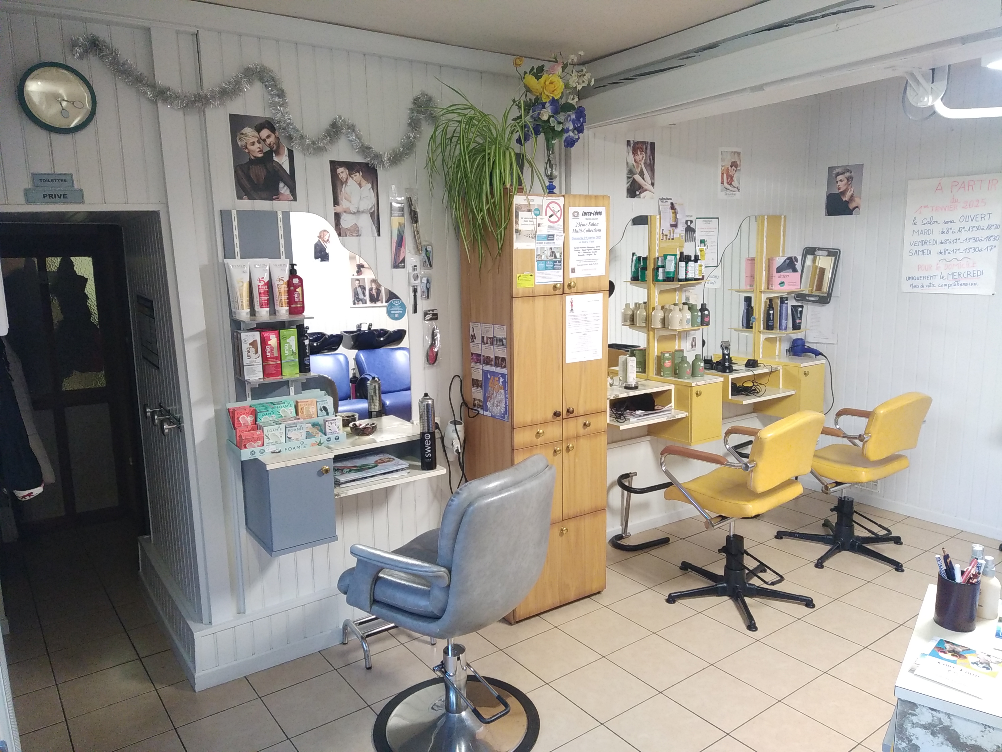 Vends salon de coiffure mixte, situé dans la rue commerçante du village pour cause de retraite.
Le bien est constitué de 4 coiffeuses avec 2 bacs. 
Le salon fait environ 25 m². 
le prix de vente du salon reste à débats et le loyer est de 350€/mois.
Chauffage électrique refait 2016, électricité refait en 2008 et contrôlé tous les ans.
Une arrière boutique est également présente et fait environ 25m². Cette partie est constitué d'une pièce pour faire sécher du linge en intérieur ou autre, ainsi qu'un espace pour faire un bureau et un coin où il est possible de brancher une machine à laver avec un point d'eau. Il y'a également une petite cours avec des fils à linge.

lien maps: https://maps.app.goo.gl/9UjLEQmwbwZAnhJ69

edithdelomez@gmail.com
06 41 43 46 02