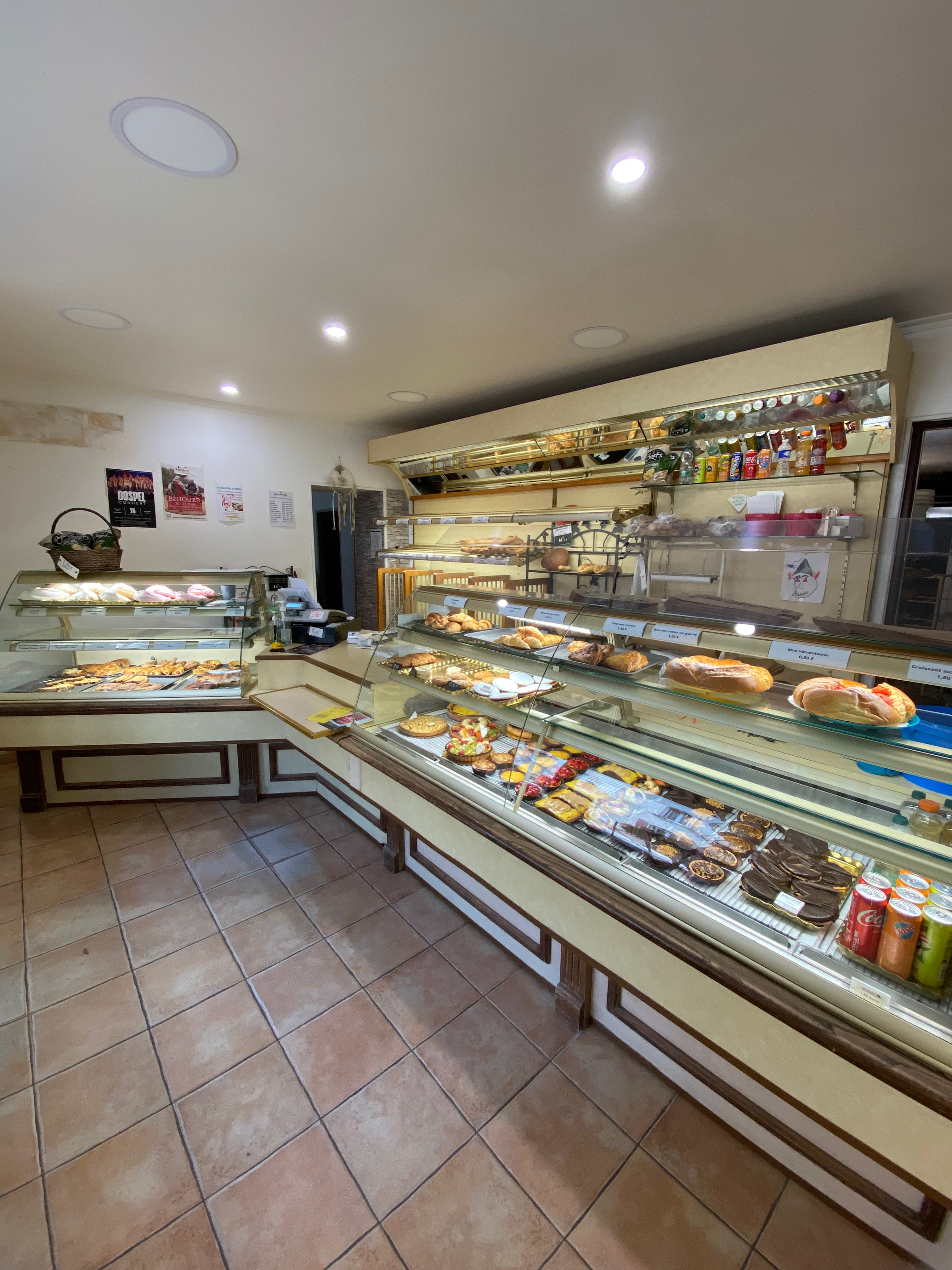 À VENDRE – Fonds de commerce Boulangerie-Pâtisserie – Mornas (84)

Belle opportunité pour artisan boulanger-pâtissier ou couple souhaitant reprendre une affaire saine et rentable. 
Vente pour départ à la retraite. 

Située au cœur du Vaucluse dans un village touristique, cette boulangerie-pâtisserie bénéficie d’une clientèle fidèle et régulière ainsi que d’un emplacement de proximité apprécié. 
Le flux touristique très important représente une réelle opportunité de développement pour ce commerce (partie snacking, sandwicherie, glace, …) 

Local fonctionnel avec espace de vente et laboratoire
Affaire exploitée avec un rythme de travail équilibré
Fournil bien équipé avec four neuf 5 bouches, grand pétrin, 3 chambres de pousses (une dédiée à la pâtisserie), tour réfrigéré et labo pâtisserie séparé. 
Loyer très faible : moins de 700€/mois.  

1 jour de fermeture hebdomadaire
3 après-midis de fermeture par semaine

Les atouts : 
Faible loyer
Clientèle locale fidèle
Affaire saine et bien implantée
Potentiel de développement sur le snacking, la restauration rapide et les tournées
Parkings à proximité

Une affaire idéale pour une première installation ou pour développer une activité artisanale dans un cadre de vie agréable.

Prix de vente :  € 

Renseignements complémentaires et visites sur rendez-vous. Confidentialité assurée.Cause retraite.