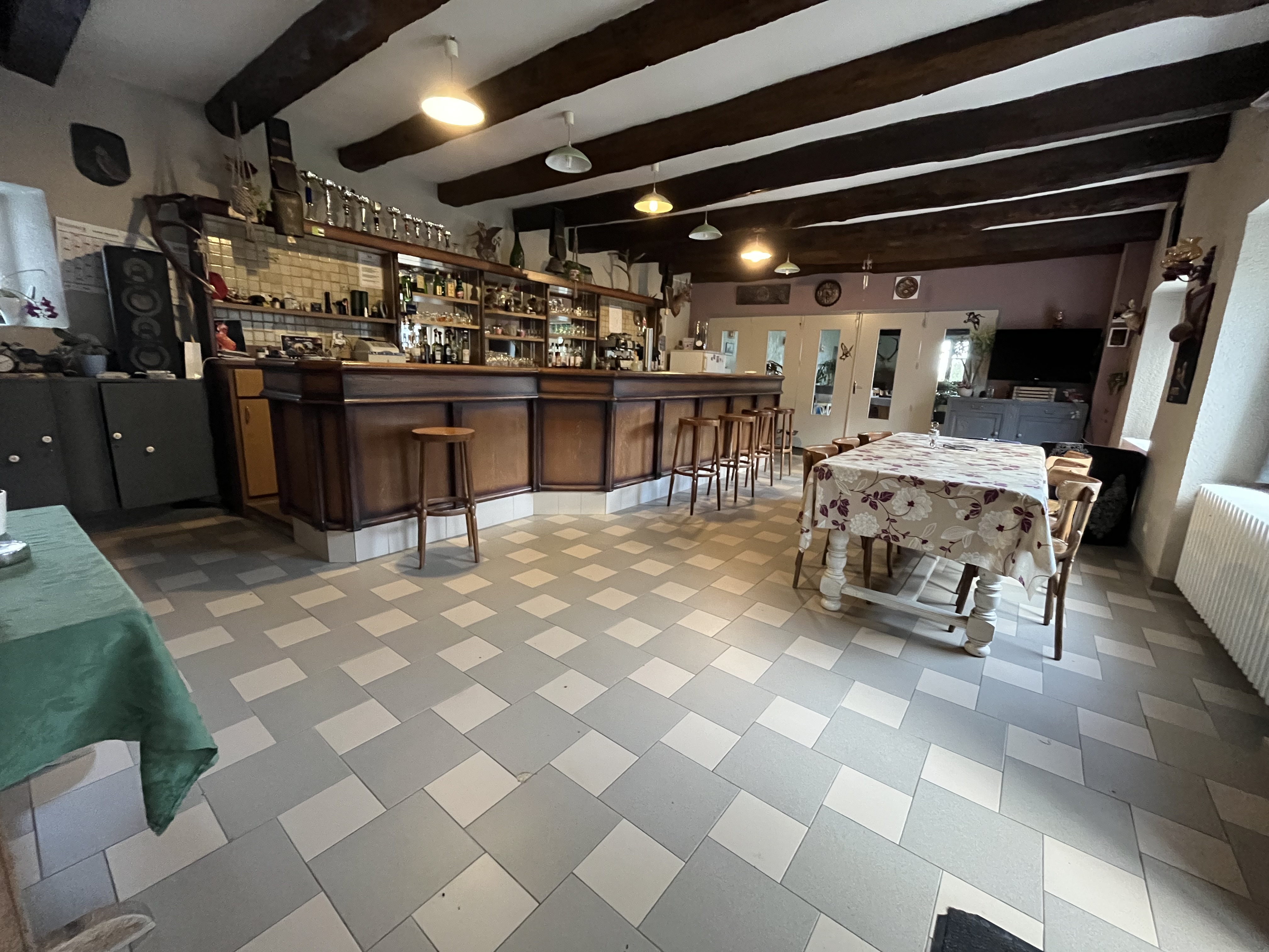 Etablissement situé dans le hameau de Salgues sur la commune de Condom d’Aubrac.
Il se situe  au bord de la route départementale 987: départementale très fréquentée en toute saison. 
Culminant à 850m d'altitude située au sein du Parc Naturel Régional de l'Aubrac à 12km de village Aubrac, 20km de Laguiole et à proximité de la vallée du lot. 
Actuellement cet établissement est notre deuxième activité  il est ouvert en fonction de notre planning. 
Nous recherchons un repreneur afin de pouvoir offrir à la population un lieu de convivialité. Fort potentiel à développer
Ensemble immobilier organisé autour de 3 bâtiments :
Bâtiments principal avec Licence IV : 
- Bar de 50m2
-  Une salle de restaurant de 70m2 pouvant accueillir 90 personnes
-  Une cuisine de 30m2 
- Un wc
A l'étage, un appartement de 85m2
- Salon
- 3 chambres de grands volumes
- Dressing
- Bureau 
- Un grenier de 70m2 pouvant offrir un autre potentiel.
Bâtiment secondaire : Ancien hôtel transformé en gîte.Tout le rez de chaussée faisant office de pièces annexes ( atelier, cellier...).
Le gîte de 85m2 est à l'étage, il est en très bon état et a été récemment rénové. Il offre à la clientèle une cuisine toute équipée ouverte sur le salon avec vue panoramique ; une terrasse pour profiter de l'extérieur
- 3 chambres
-  salle d'eau 
-  wc
- Terrasse
Il est parfaitement bien équipé, la décoration est soignée et chaleureuse.
Le Garage 
Au dessus du garage un petit logement de 22m2 : 
une chambre avec salle d'eau
- une cuisine
wc.
Ces logements sont loué sans aucune difficulté.
Les bâtiments forment une cour intérieure et la propriété dispose d'un très beau terrain avec vue panoramique à l'arrière du gîte ainsi qu'un terrain de pétanque.
L'ensemble de la propriété est chauffé grâce à une pompe à chaleur.
Dernièrement 24 panneaux photovoltaïques ont été installés (sur la toiture du gite) visant l'autoconsommation électrique.
Tous les projets sont les bienvenus! Contactez nous pour plus d'information.