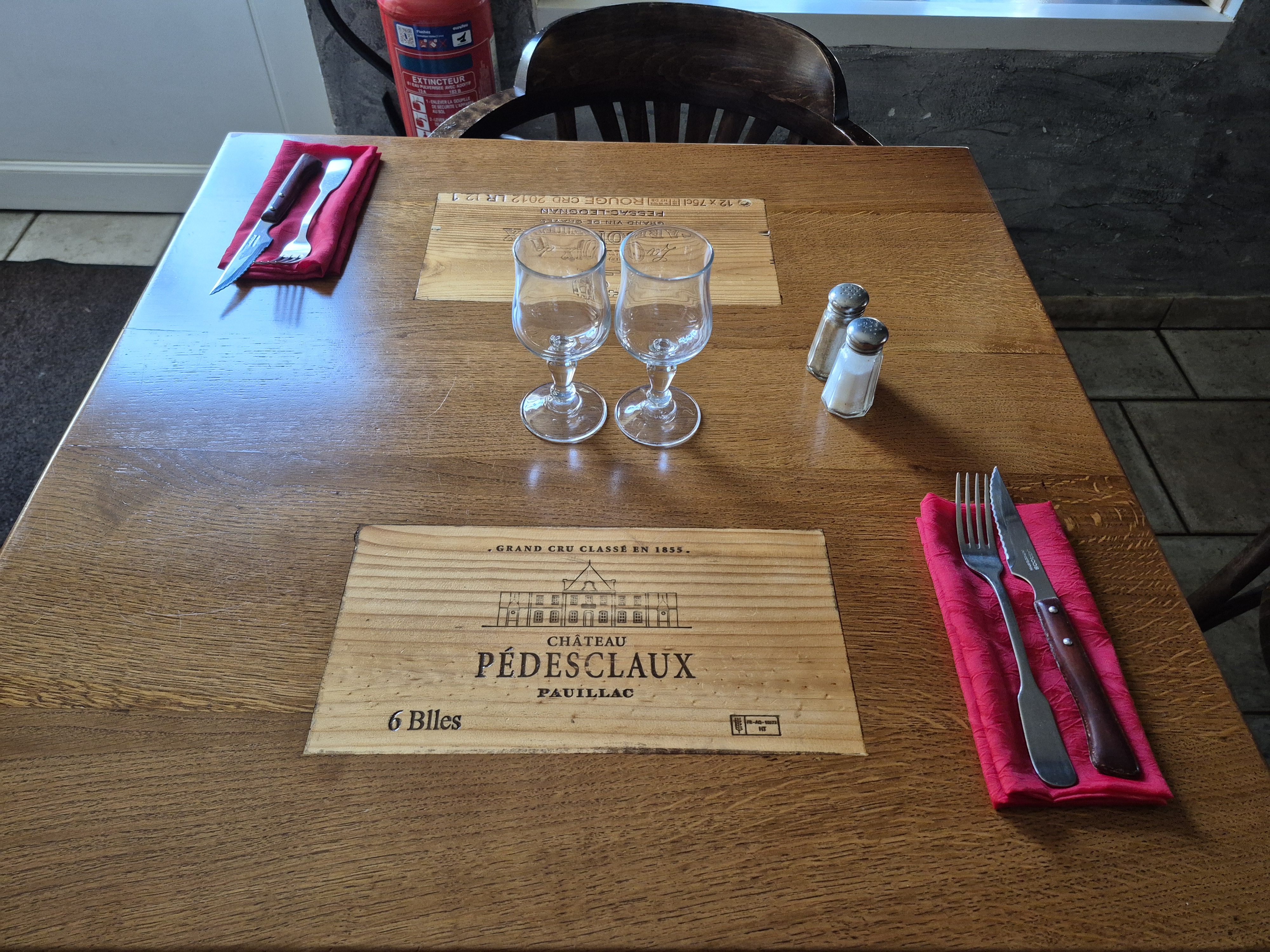 Achat fonds de commerce
53370 Saint-Pierre-des-Nids
70 000 €
Honoraires à la charge du vendeur

Descriptif de ce fonds de commerce à vendre
A VENDRE FONDS DE COMMERCE - RESTAURANT/BAR.
Situé en plein cœur de Saint-Pierre-Des-Nids, ce restaurant- bar bénéficie d'un emplacement stratégique, à proximité des plus beaux villages des Alpes Mancelles. Il profite d'une belle visibilité renforcé par la présence de 17 associations locales qui dynamisent la vie du village.

UN RESTAURANT SANS CONCURRENCE DIRECTE : cette affaire est unique sur son secteur offrant une opportunité pour un repreneur souhaitant exploiter pleinement son potentiel.

UNE SURFACE IDÉALE ET BIEN AGENCÉE : le restaurant dispose d'une surface de 80 m2, parfaitement optimisée pour offrir un cadre chaleureux et convivial aux clients.

UNE BELLE CAPACITÉ D'ACCUEIL : 42 couverts en salle et 30 couverts en terrasse, l'établissement permet d'accueillir une clientèle variée.

MATÉRIEL ET ÉQUIPEMENTS INCLUS : l'ensemble du matériel professionnel nécessaire à l'exploitation à une valeur totale de 48 160 euros. L'acquéreur pourra ainsi démarrer son activité sans investissement supplémentaire en équipement.

Actuellement, le restaurant est ouvert le midi du lundi au samedi ainsi que le samedi soir. Un loyer mensuel de 518.25 euros TTC.

L'établissement n'est lié à aucun contrat avec des fournisseurs de bières et de cafés, laissant une totale liberté de choix au futur exploitant.

Affaire prête à l'emploi, idéale pour un couple ou un entrepreneur passionné, contactez moi !

Prix du bien : 70 000,00 €
Les honoraires d'agence sont à la charge du vendeur.