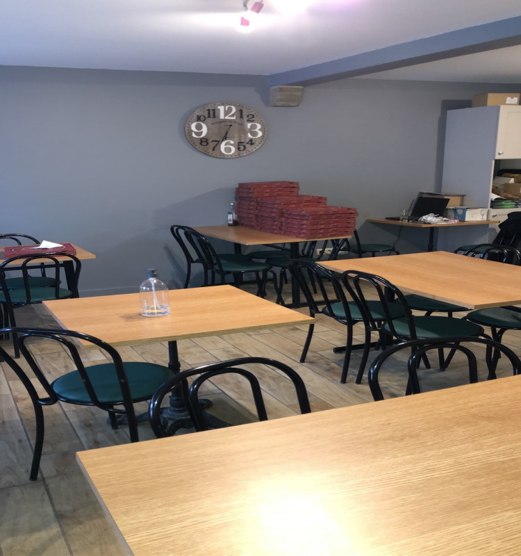 Dans village de 800 hab avec toutes commodites creche ecoles banque poste tous corps medical.Au pied du Sancy 63 village station verte.                    salle de 20places et terrasse de 35places.grande licence restaurant .          licence IV actuellement louer a la commune.Possibilite de develloper les menus et plats du jour.Petit loyer
