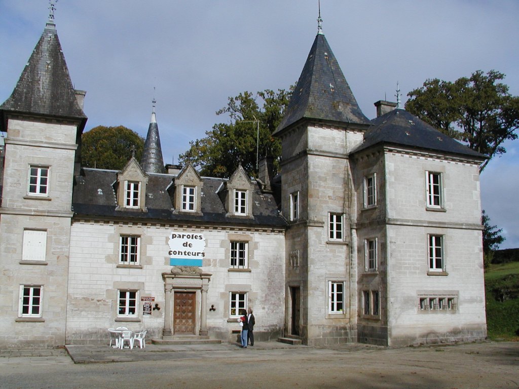 La Région Nouvelle-Aquitaine lance un Appel à Manifestation d’Intérêt, à la recherche d'un professionnel pour l’exploitation d’un café-restaurant situé au sein du château de l’île du Lac de Vassivière. 

Localisation :  

Le site se trouve au niveau de Lac de Vassivière, situé à cheval sur les départements de la Creuse et de la Haute-Vienne. L’île de Vassivière, d’une superficie totale de 70 hectares, participe au rayonnement d’un lac touristique attirant jusqu’à 200 000 personnes pendant l’été. Le château, dont l’usage est séparé entre le café/restaurant et une résidence d’artistes, est d’une surface totale de 720 m².

Accessibilité : 

Le site se trouve sur l'axe Limoges-Clermont-Ferrand et est accessible :

- Par la route : A20/Limoges, puis sortie 35 directions Eymoutiers ; à Eymoutiers suivre Beaumont-du-Lac, lac de Vassivière, île de Vassivière ;
- Par train : correspondance à Limoges pour Eymoutiers / lac de Vassivière ;
- Par avion : à partir de l'aéroport international de Limoges.

Caractéristiques du bien : 

Au titre de cette exploitation, la Région Nouvelle-Aquitaine met à disposition un local de 140 m² réparti comme suit :
-Salle de restauration et bar pour 40 personnes, 82 m²
-WC, 5 m²
-Cuisine aménagée, 29 m²
-Réserve, 13 m²
-Vestiaire, 4 m²
-Circulation entre cuisine et réserve, 7 m²

Pour l’exercice de son activité, l’occupant est autorisé à installer une terrasse extérieure sur l’espace stabilisé circonscrit à l’avant du restaurant, face au lac.
Du matériel de cuisine et mobilier sera mis à disposition du délégataire.